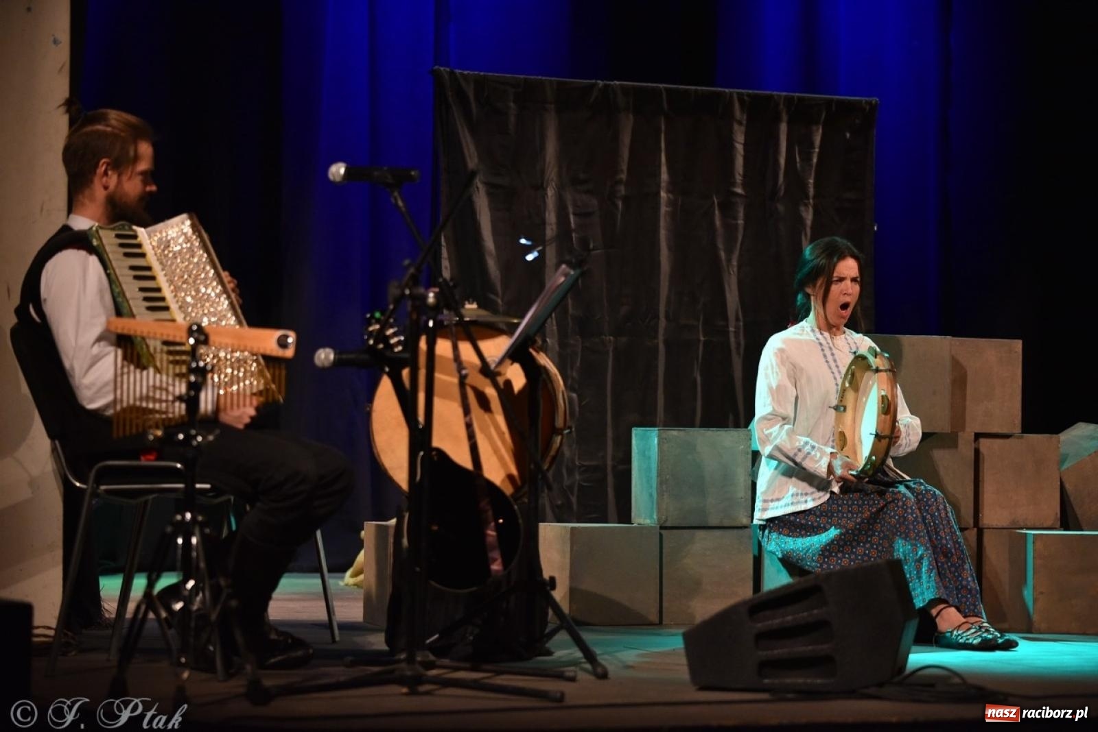 Zdjęcie w galerii na portalu naszraciborz.pl: Heksa – w poszukiwaniu strachów oczarowała publiczność w RCK wiadomości z regionu