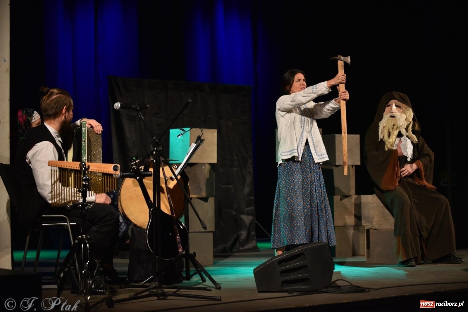 Zdjęcie w galerii na portalu naszraciborz.pl: Heksa – w poszukiwaniu strachów oczarowała publiczność w RCK wiadomości z regionu