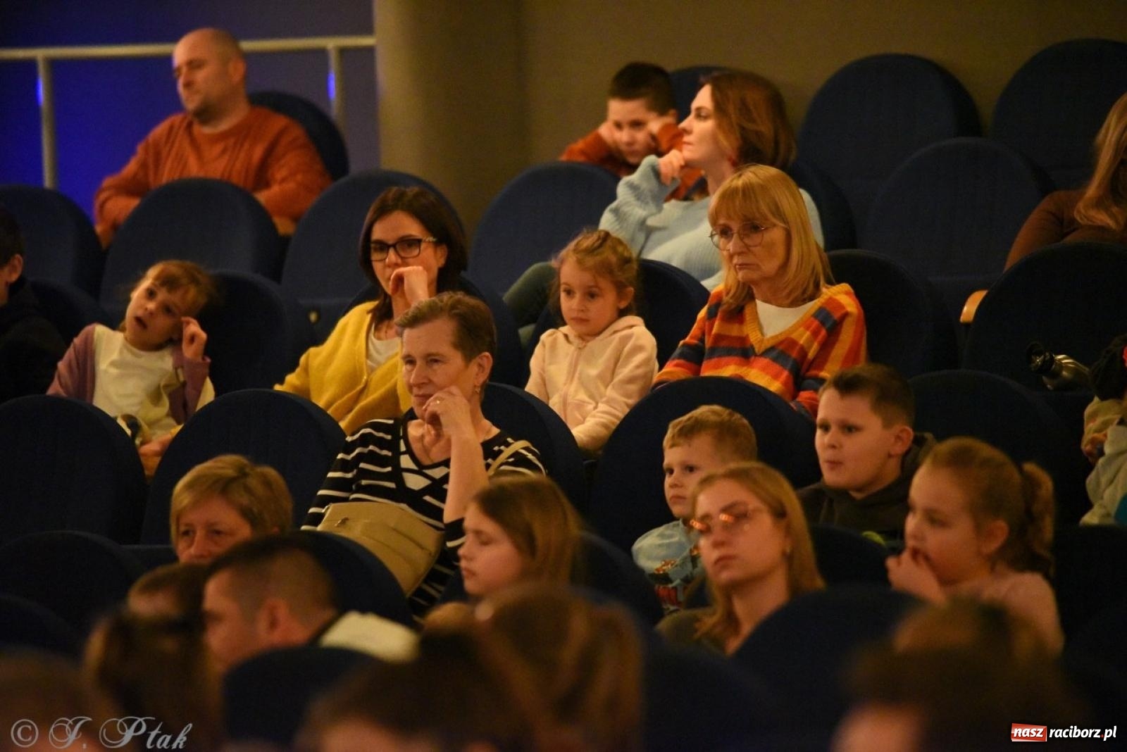 Zdjęcie w galerii na portalu naszraciborz.pl: Heksa – w poszukiwaniu strachów oczarowała publiczność w RCK wiadomości z regionu