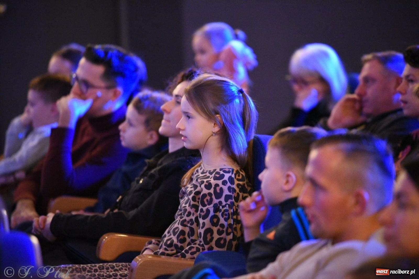 Zdjęcie w galerii na portalu naszraciborz.pl: Heksa – w poszukiwaniu strachów oczarowała publiczność w RCK wiadomości z regionu