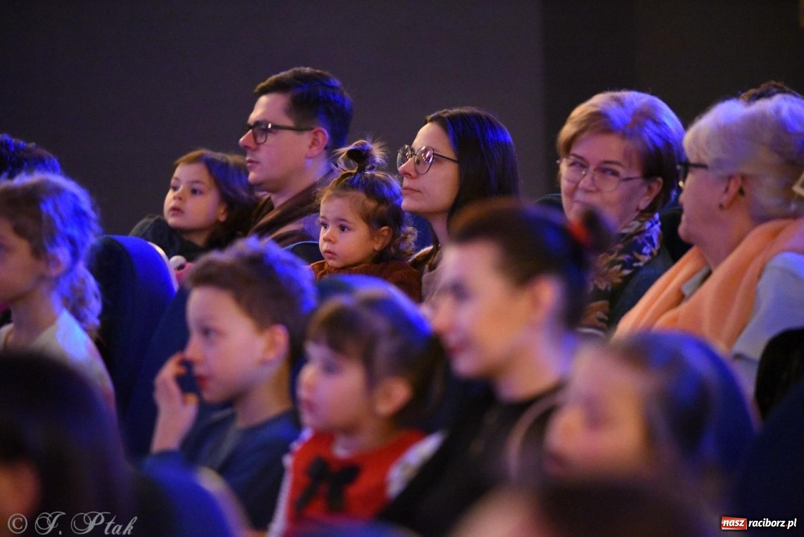 Zdjęcie w galerii na portalu naszraciborz.pl: Heksa – w poszukiwaniu strachów oczarowała publiczność w RCK wiadomości z regionu