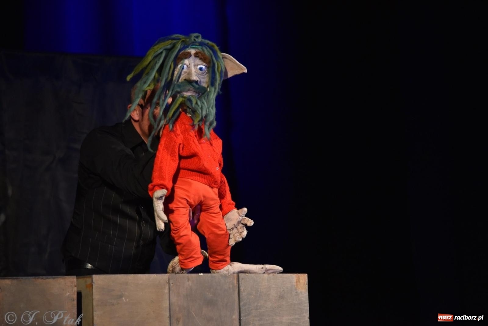 Zdjęcie w galerii na portalu naszraciborz.pl: Heksa – w poszukiwaniu strachów oczarowała publiczność w RCK wiadomości z regionu