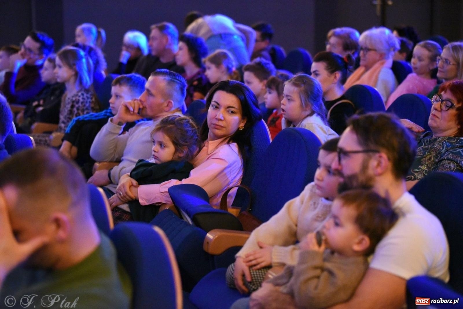 Zdjęcie w galerii na portalu naszraciborz.pl: Heksa – w poszukiwaniu strachów oczarowała publiczność w RCK wiadomości z regionu