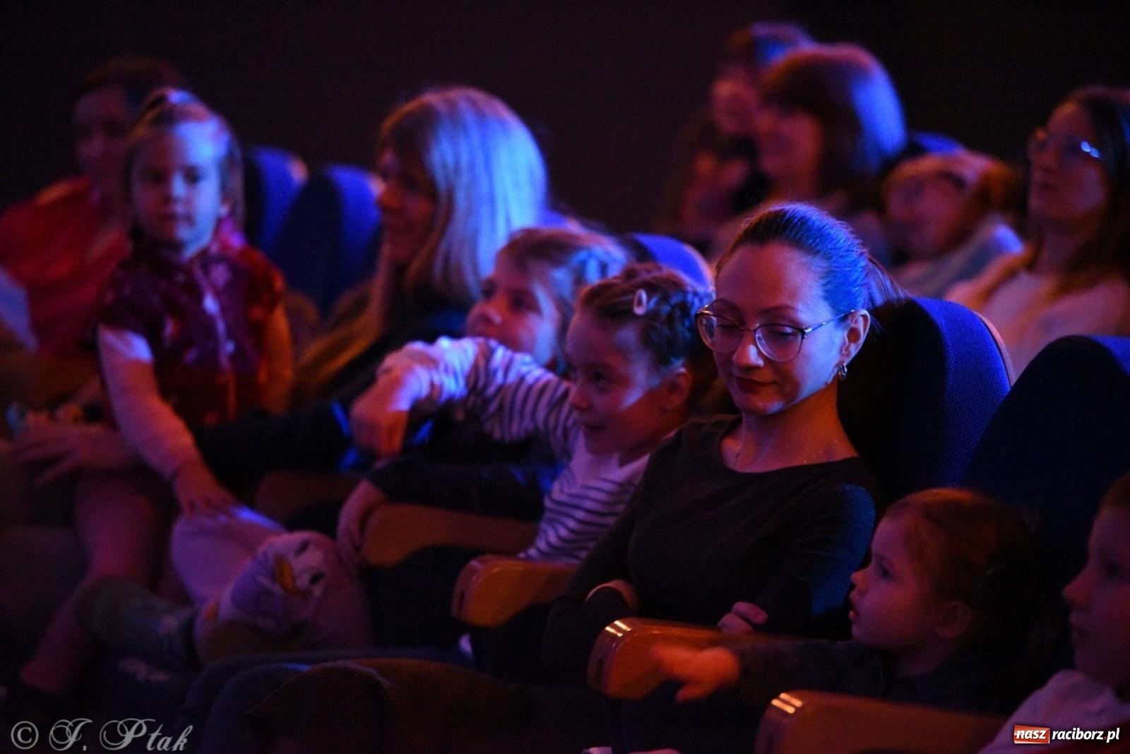 Zdjęcie w galerii na portalu naszraciborz.pl: Heksa – w poszukiwaniu strachów oczarowała publiczność w RCK wiadomości z regionu