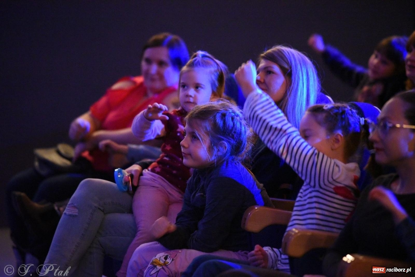 Zdjęcie w galerii na portalu naszraciborz.pl: Heksa – w poszukiwaniu strachów oczarowała publiczność w RCK wiadomości z regionu