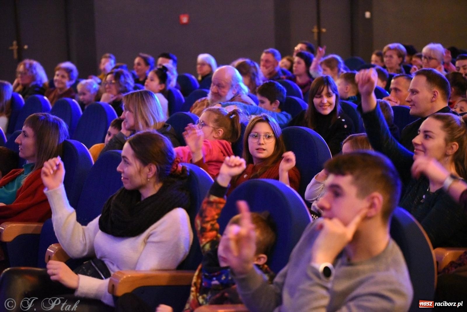 Zdjęcie w galerii na portalu naszraciborz.pl: Heksa – w poszukiwaniu strachów oczarowała publiczność w RCK wiadomości z regionu