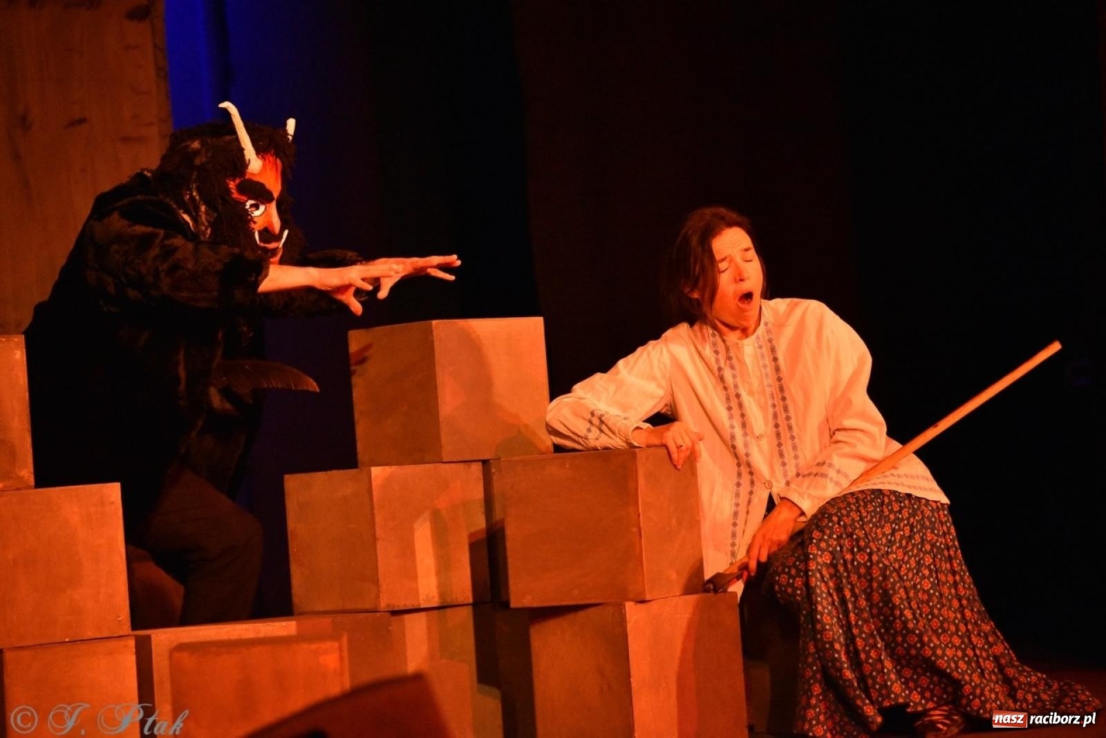 Zdjęcie w galerii na portalu naszraciborz.pl: Heksa – w poszukiwaniu strachów oczarowała publiczność w RCK wiadomości z regionu