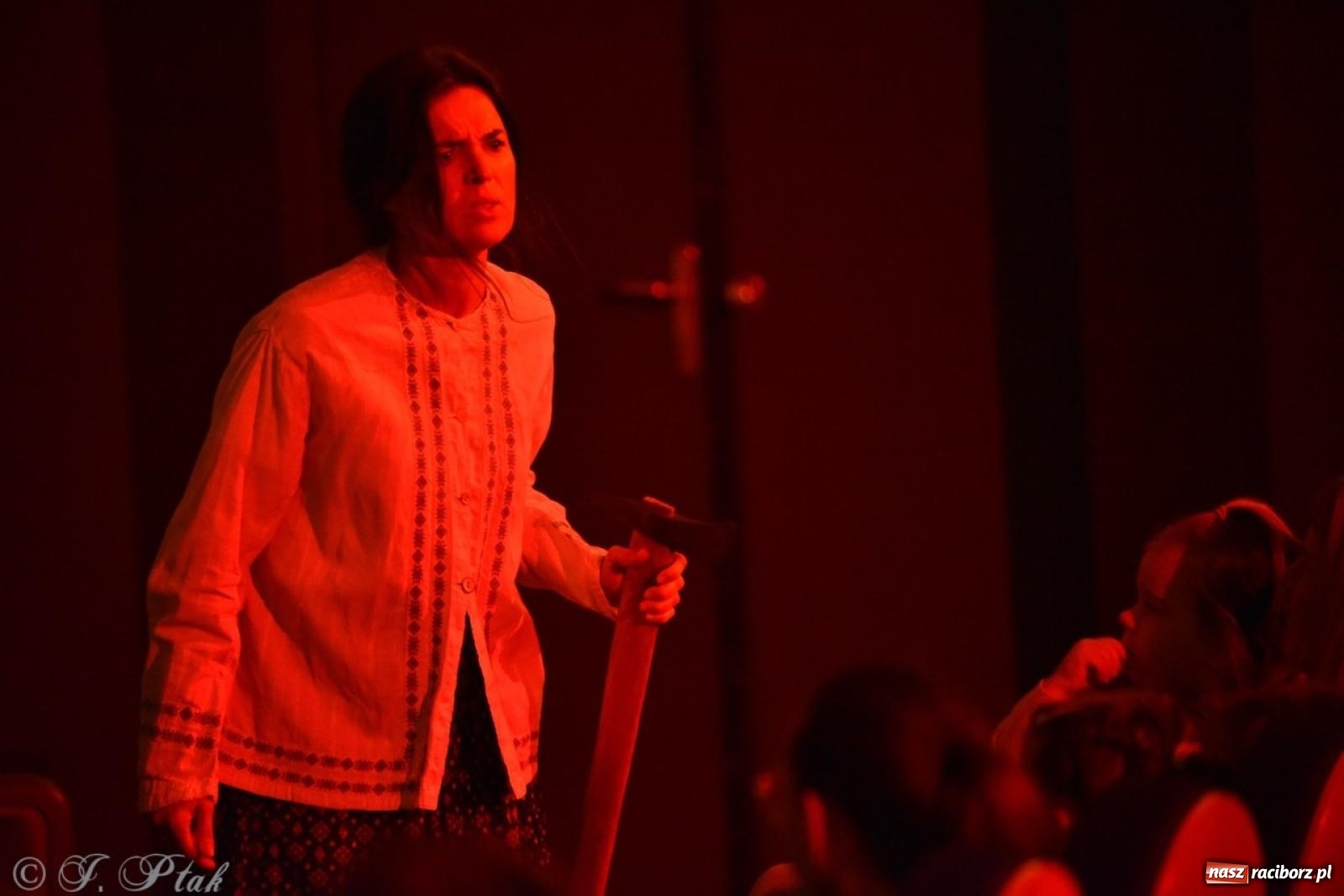 Zdjęcie w galerii na portalu naszraciborz.pl: Heksa – w poszukiwaniu strachów oczarowała publiczność w RCK wiadomości z regionu