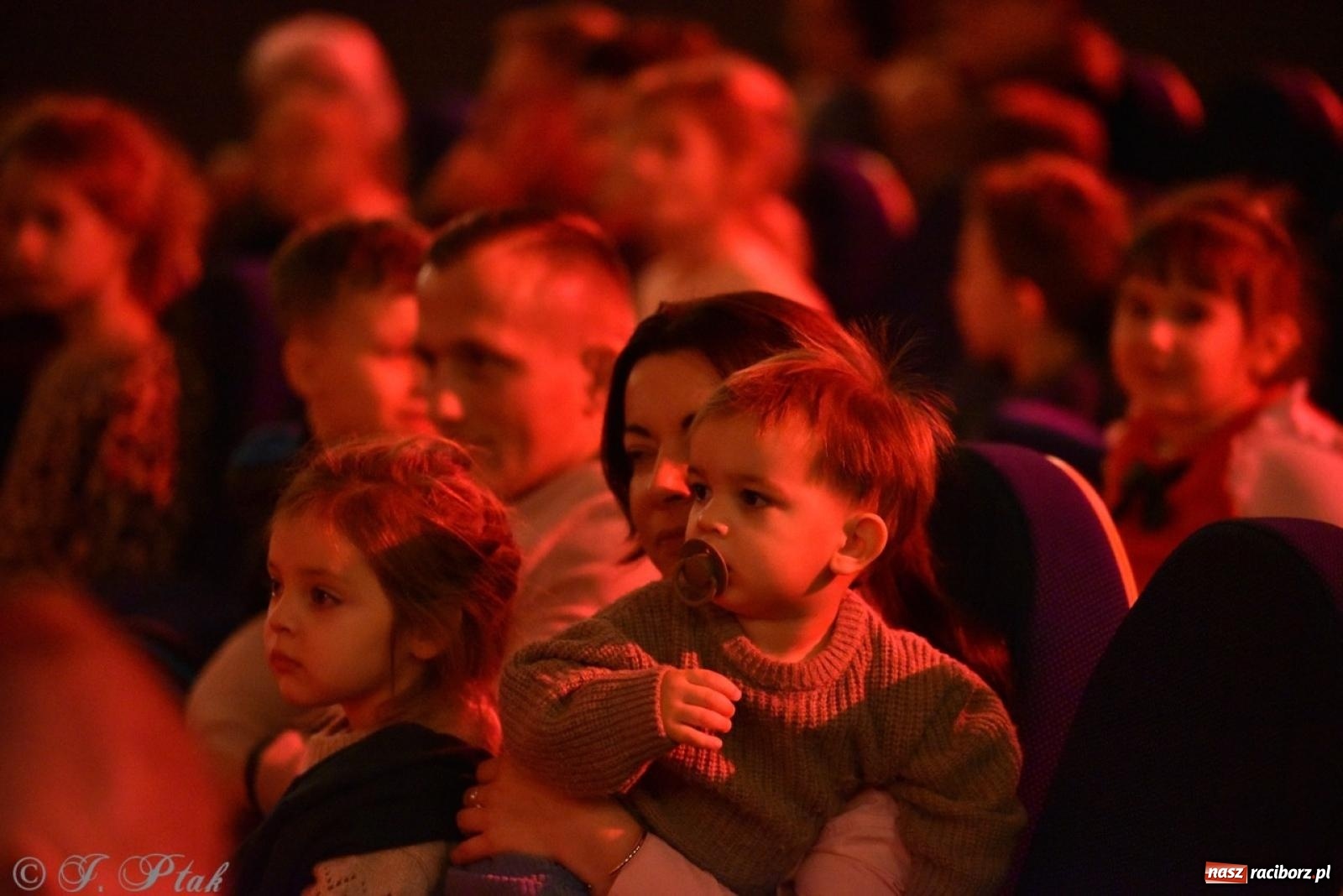 Zdjęcie w galerii na portalu naszraciborz.pl: Heksa – w poszukiwaniu strachów oczarowała publiczność w RCK wiadomości z regionu