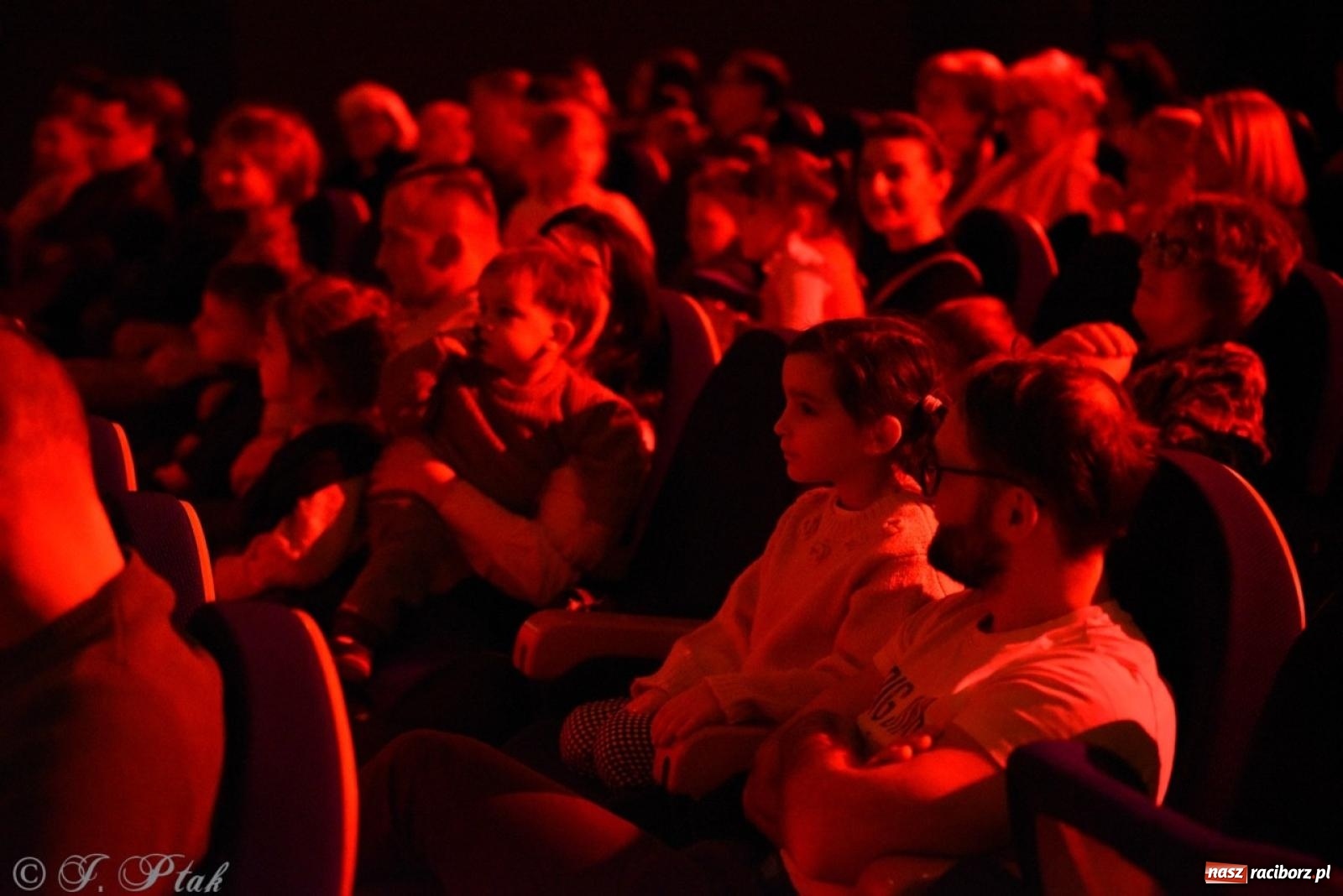 Zdjęcie w galerii na portalu naszraciborz.pl: Heksa – w poszukiwaniu strachów oczarowała publiczność w RCK wiadomości z regionu