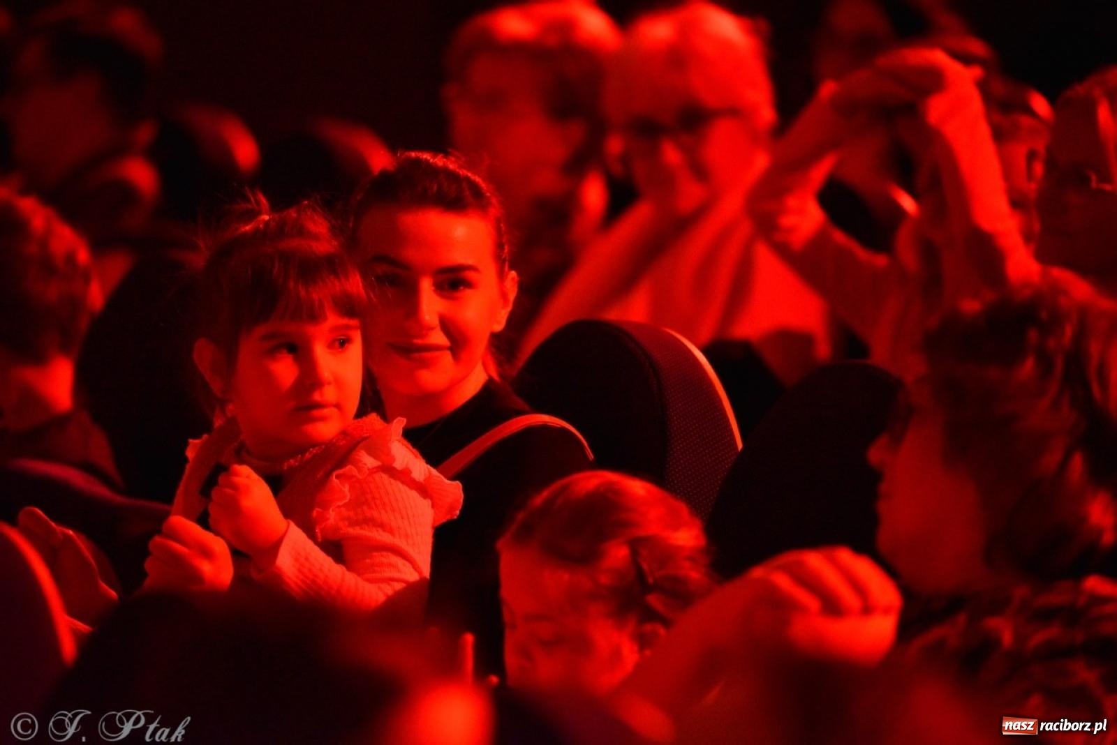 Zdjęcie w galerii na portalu naszraciborz.pl: Heksa – w poszukiwaniu strachów oczarowała publiczność w RCK wiadomości z regionu