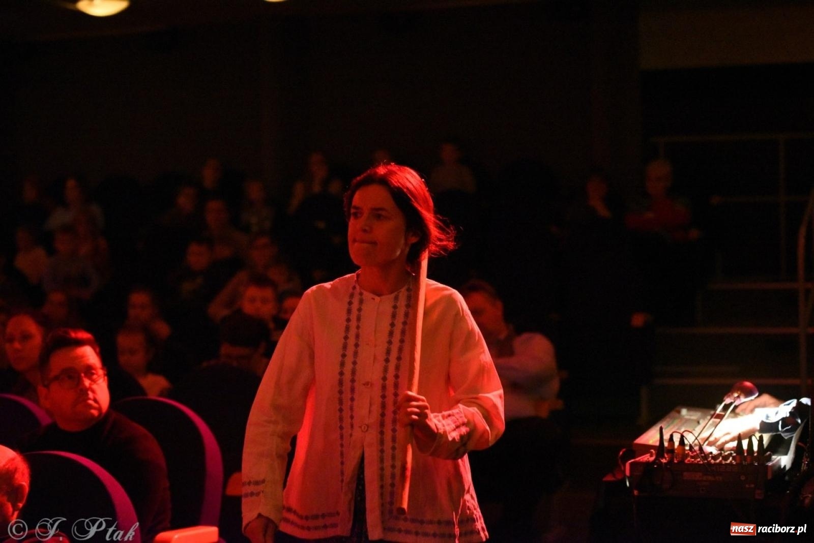 Zdjęcie w galerii na portalu naszraciborz.pl: Heksa – w poszukiwaniu strachów oczarowała publiczność w RCK wiadomości z regionu