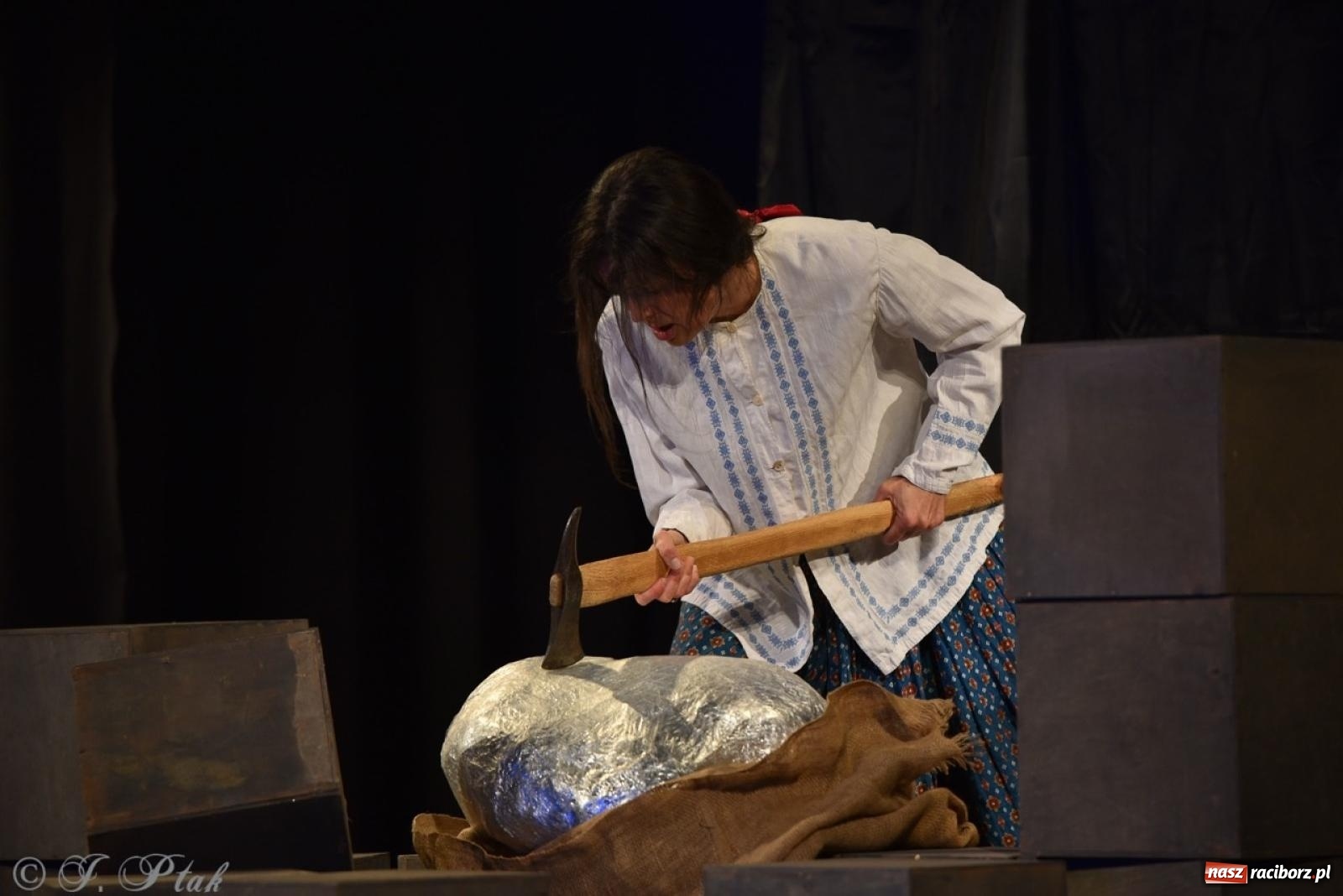 Zdjęcie w galerii na portalu naszraciborz.pl: Heksa – w poszukiwaniu strachów oczarowała publiczność w RCK wiadomości z regionu