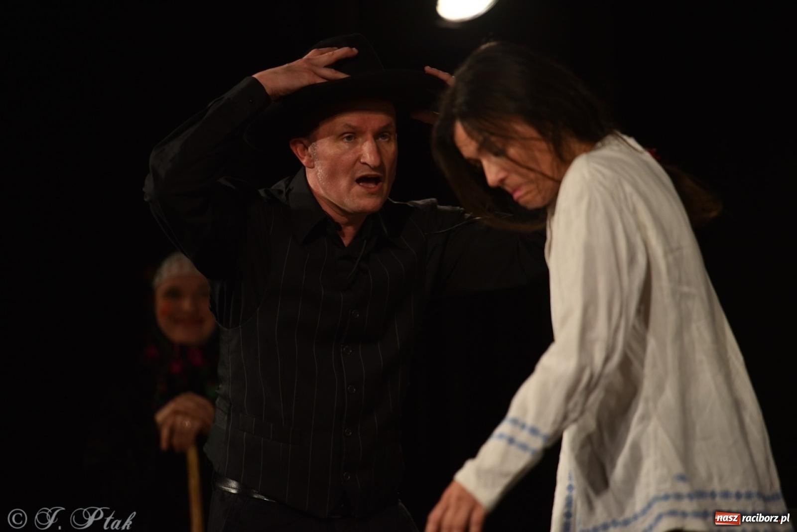 Zdjęcie w galerii na portalu naszraciborz.pl: Heksa – w poszukiwaniu strachów oczarowała publiczność w RCK wiadomości z regionu