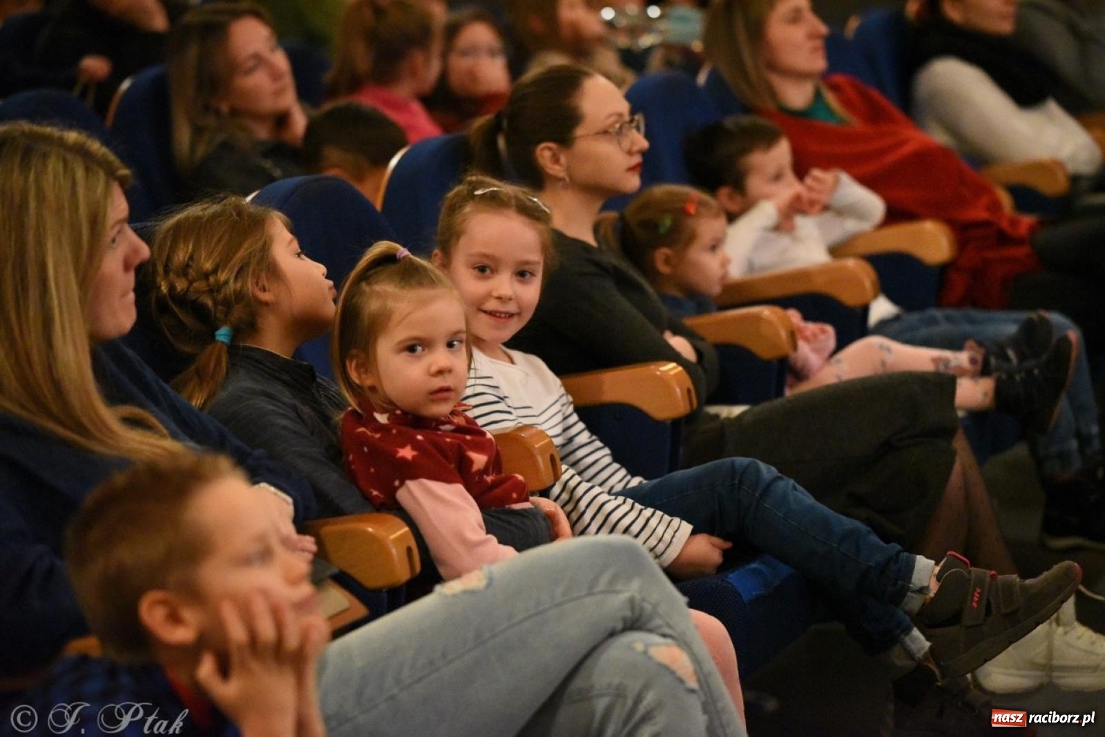 Zdjęcie w galerii na portalu naszraciborz.pl: Heksa – w poszukiwaniu strachów oczarowała publiczność w RCK wiadomości z regionu