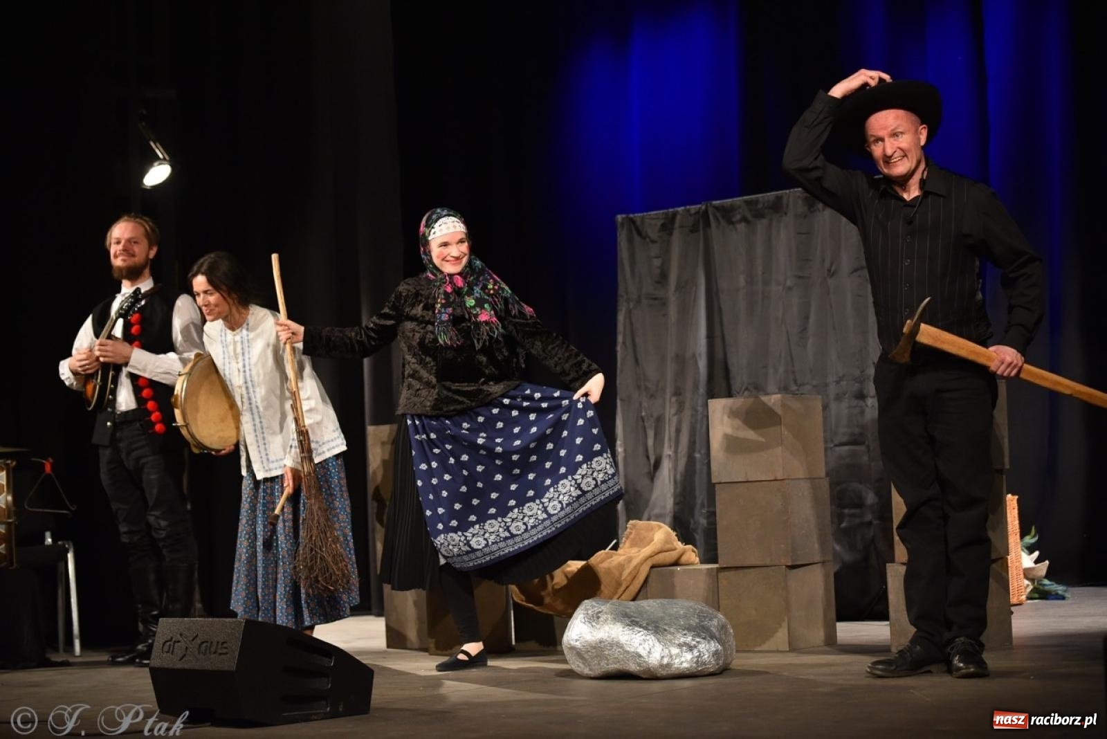 Zdjęcie w galerii na portalu naszraciborz.pl: Heksa – w poszukiwaniu strachów oczarowała publiczność w RCK wiadomości z regionu