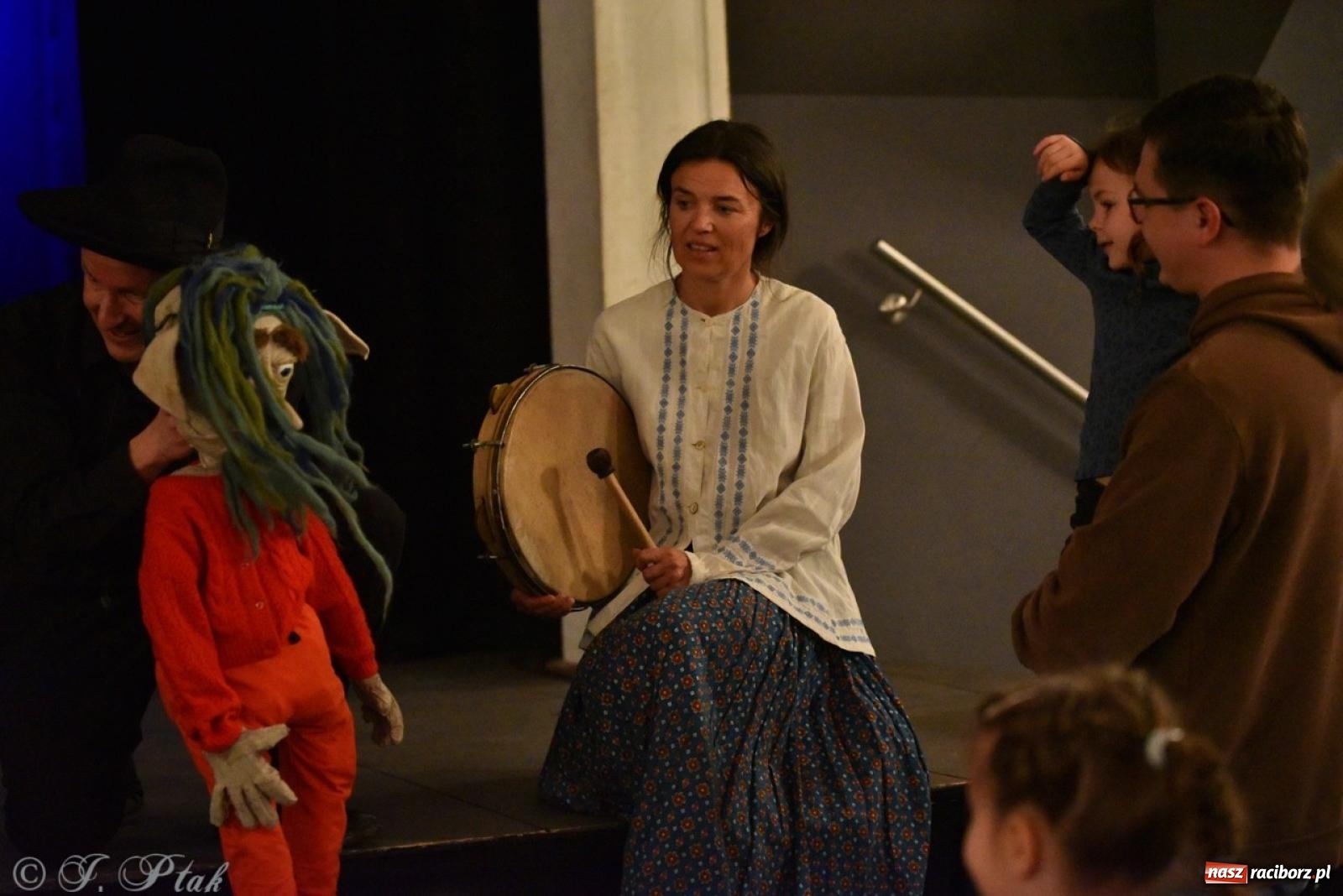 Zdjęcie w galerii na portalu naszraciborz.pl: Heksa – w poszukiwaniu strachów oczarowała publiczność w RCK wiadomości z regionu