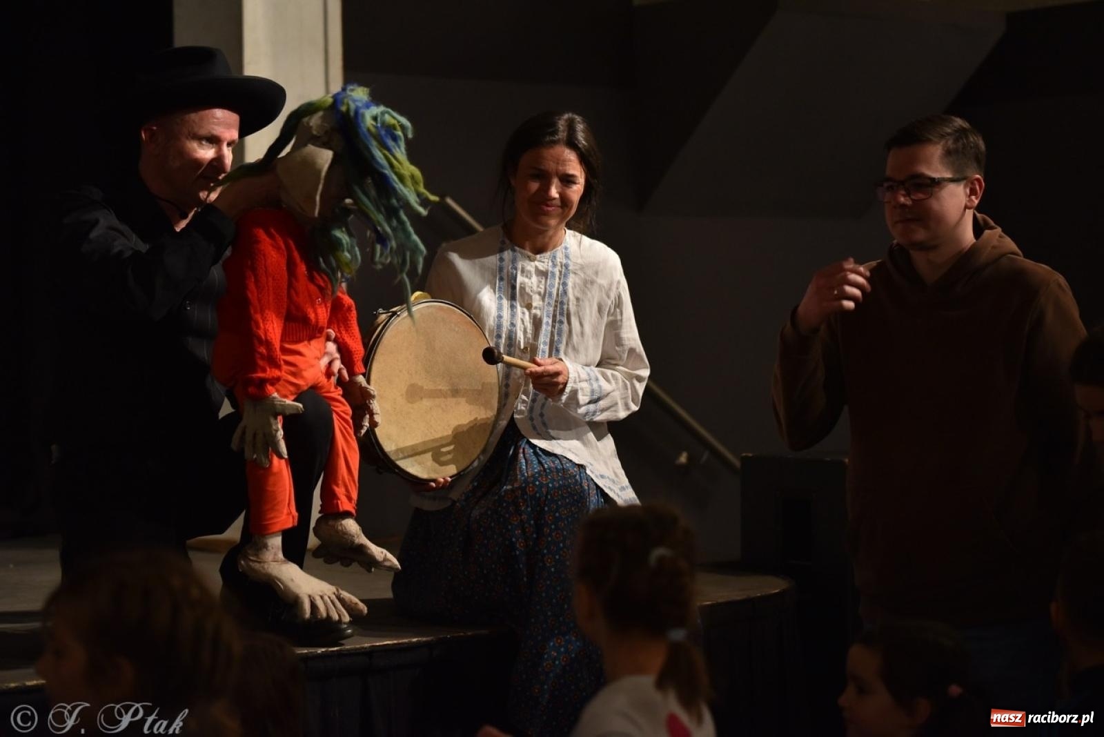 Zdjęcie w galerii na portalu naszraciborz.pl: Heksa – w poszukiwaniu strachów oczarowała publiczność w RCK wiadomości z regionu