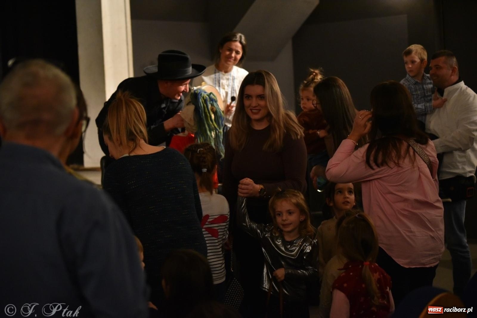 Zdjęcie w galerii na portalu naszraciborz.pl: Heksa – w poszukiwaniu strachów oczarowała publiczność w RCK wiadomości z regionu