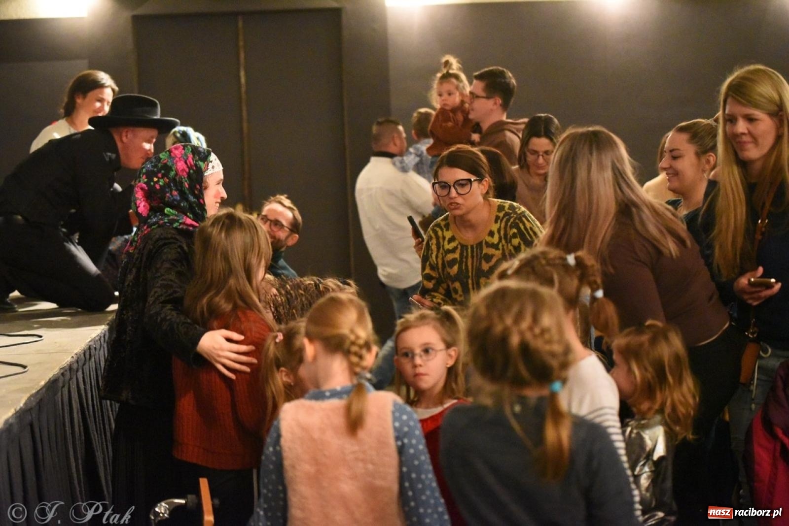 Zdjęcie w galerii na portalu naszraciborz.pl: Heksa – w poszukiwaniu strachów oczarowała publiczność w RCK wiadomości z regionu