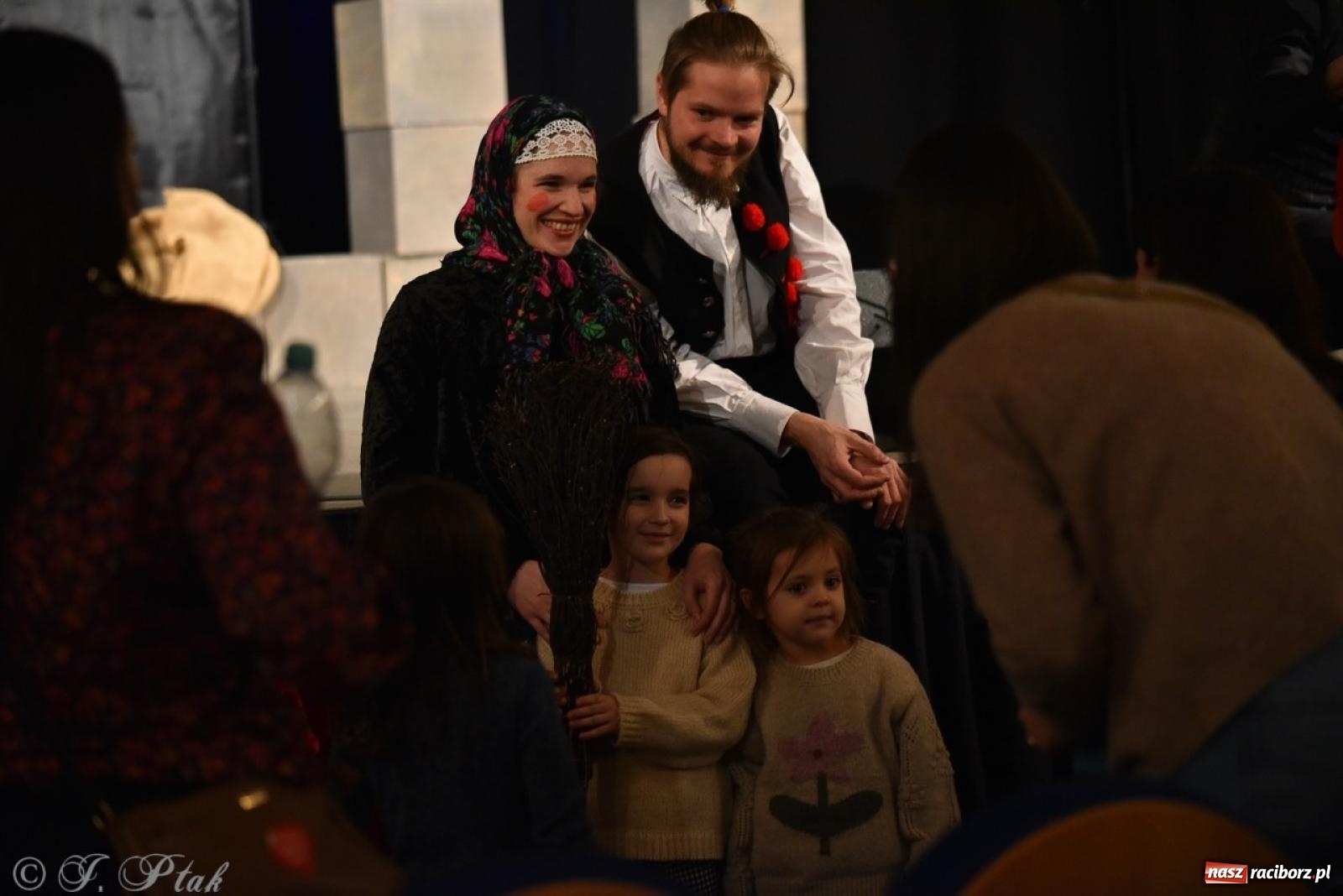 Zdjęcie w galerii na portalu naszraciborz.pl: Heksa – w poszukiwaniu strachów oczarowała publiczność w RCK wiadomości z regionu