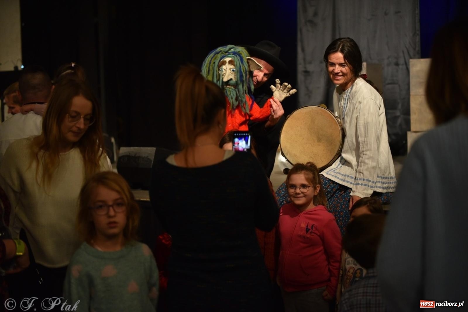 Zdjęcie w galerii na portalu naszraciborz.pl: Heksa – w poszukiwaniu strachów oczarowała publiczność w RCK wiadomości z regionu