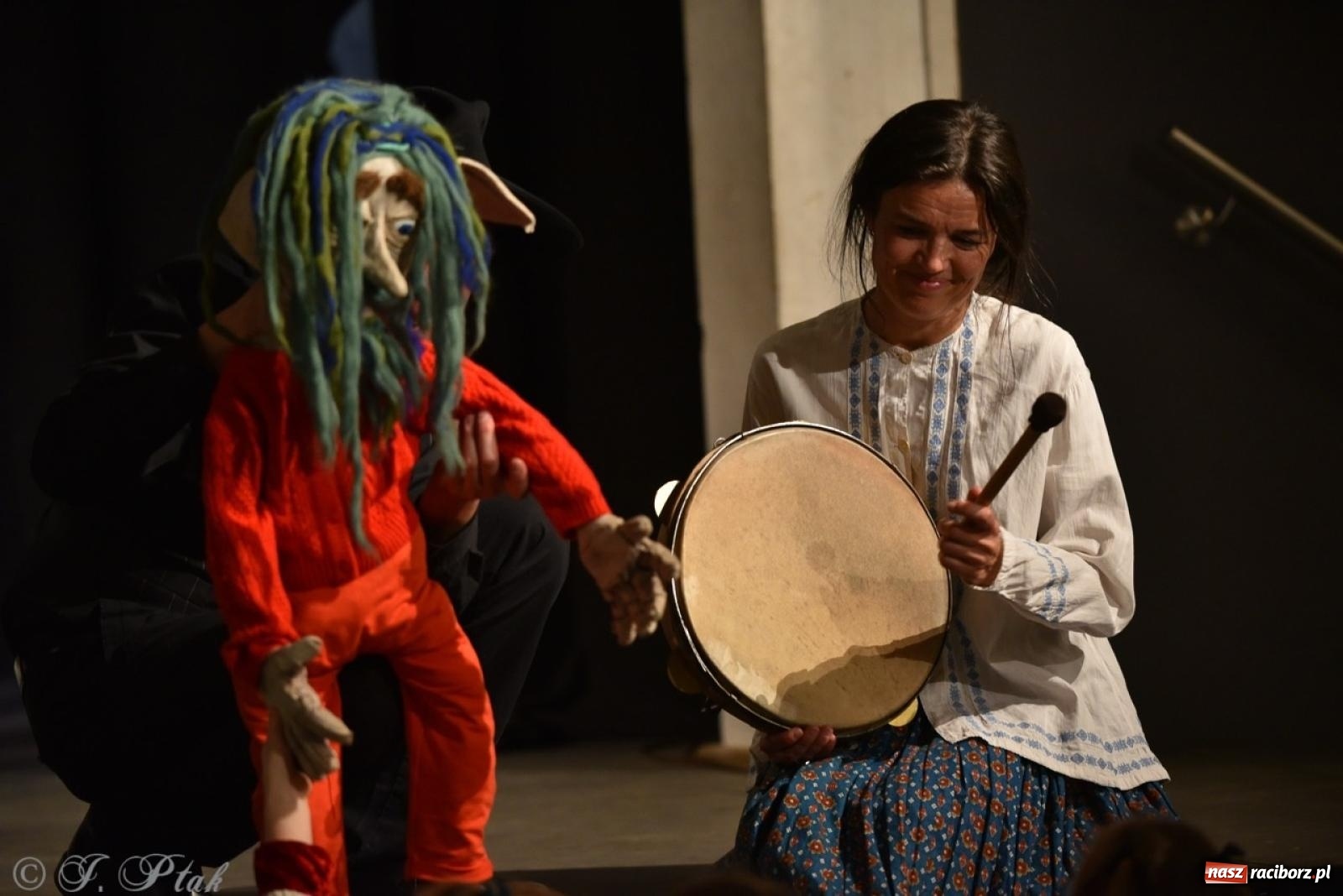 Zdjęcie w galerii na portalu naszraciborz.pl: Heksa – w poszukiwaniu strachów oczarowała publiczność w RCK wiadomości z regionu