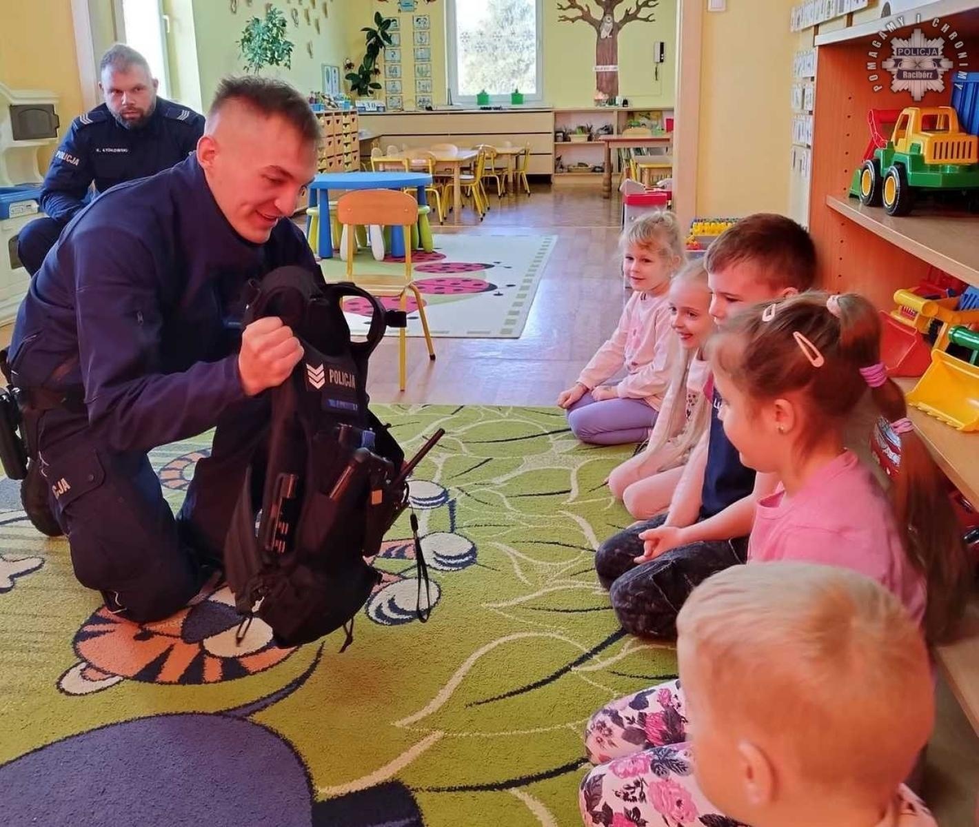 Zdjęcie w galerii na portalu naszraciborz.pl: Bezpieczne ferie z dzielnicowym wiadomości z regionu