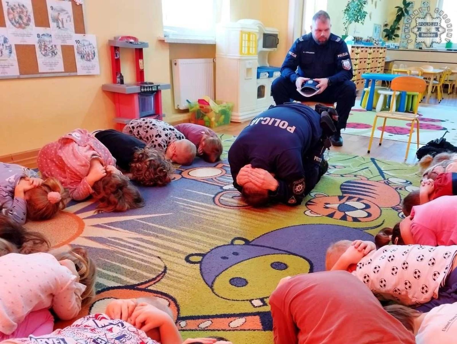 Zdjęcie w galerii na portalu naszraciborz.pl: Bezpieczne ferie z dzielnicowym wiadomości z regionu