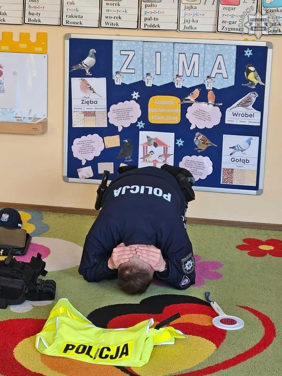 Zdjęcie w galerii na portalu naszraciborz.pl: Bezpieczne ferie z dzielnicowym wiadomości z regionu