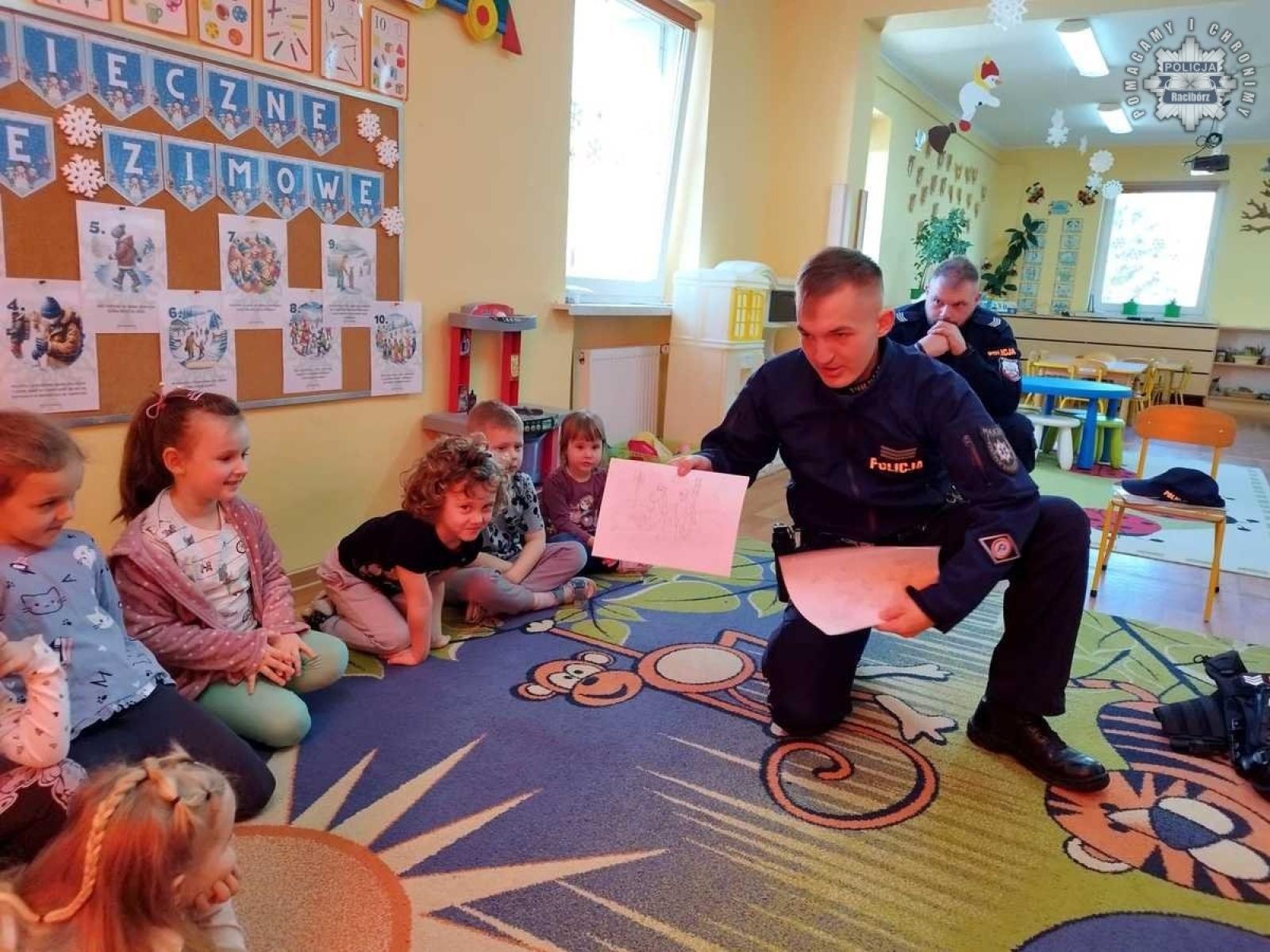 Zdjęcie w galerii na portalu naszraciborz.pl: Bezpieczne ferie z dzielnicowym wiadomości z regionu