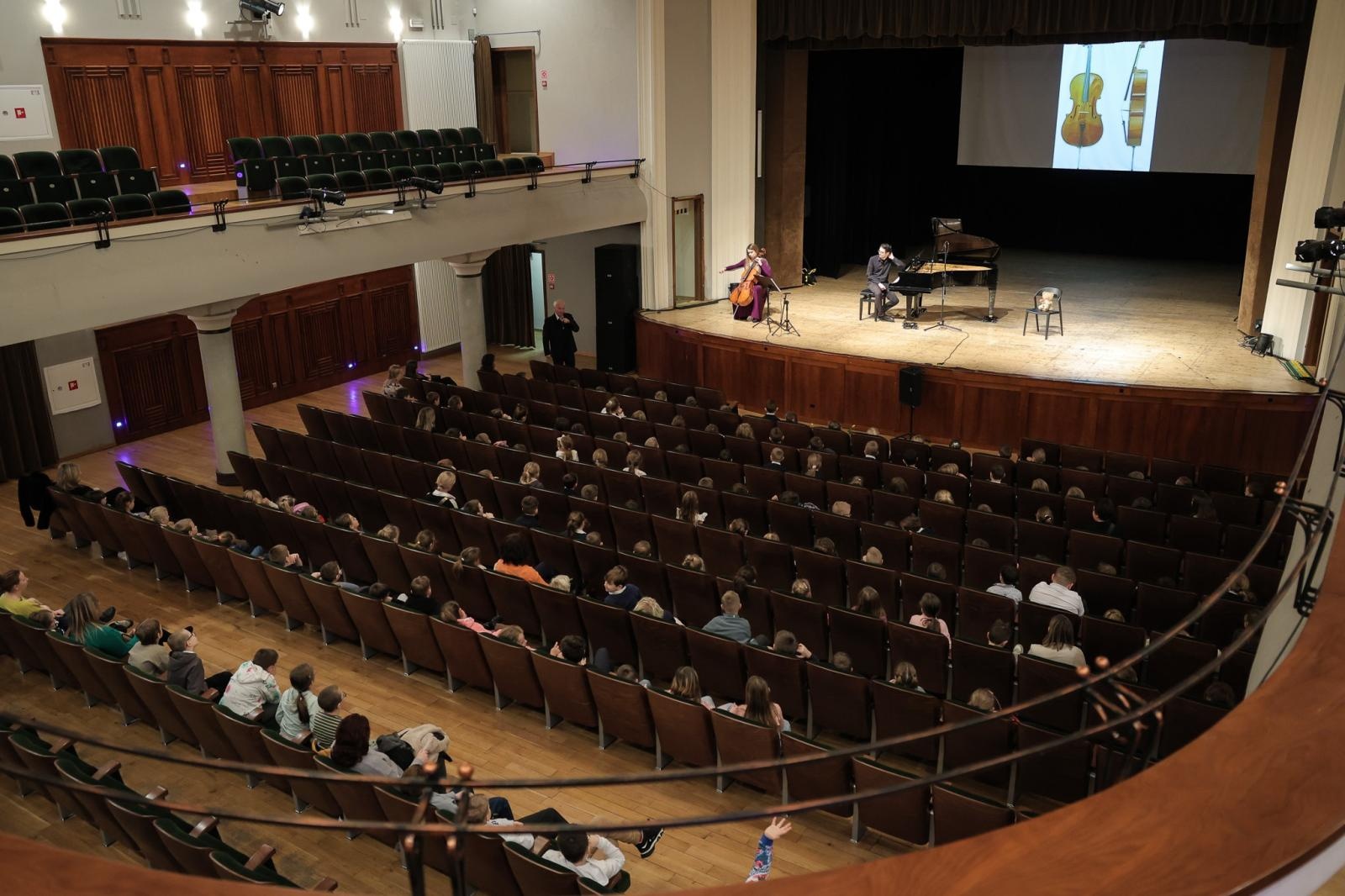 Zdjęcie w galerii na portalu naszraciborz.pl: Wiolonczela muzycznym bohaterem styczniowych koncertów umuzykalniających wiadomości z regionu