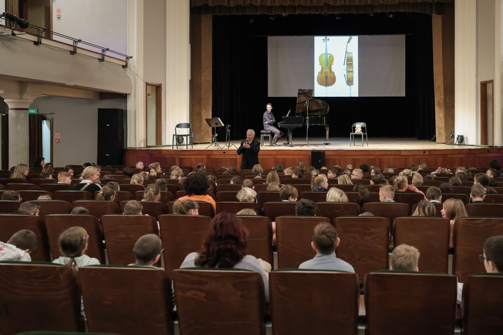 Zdjęcie w galerii na portalu naszraciborz.pl: Wiolonczela muzycznym bohaterem styczniowych koncertów umuzykalniających wiadomości z regionu