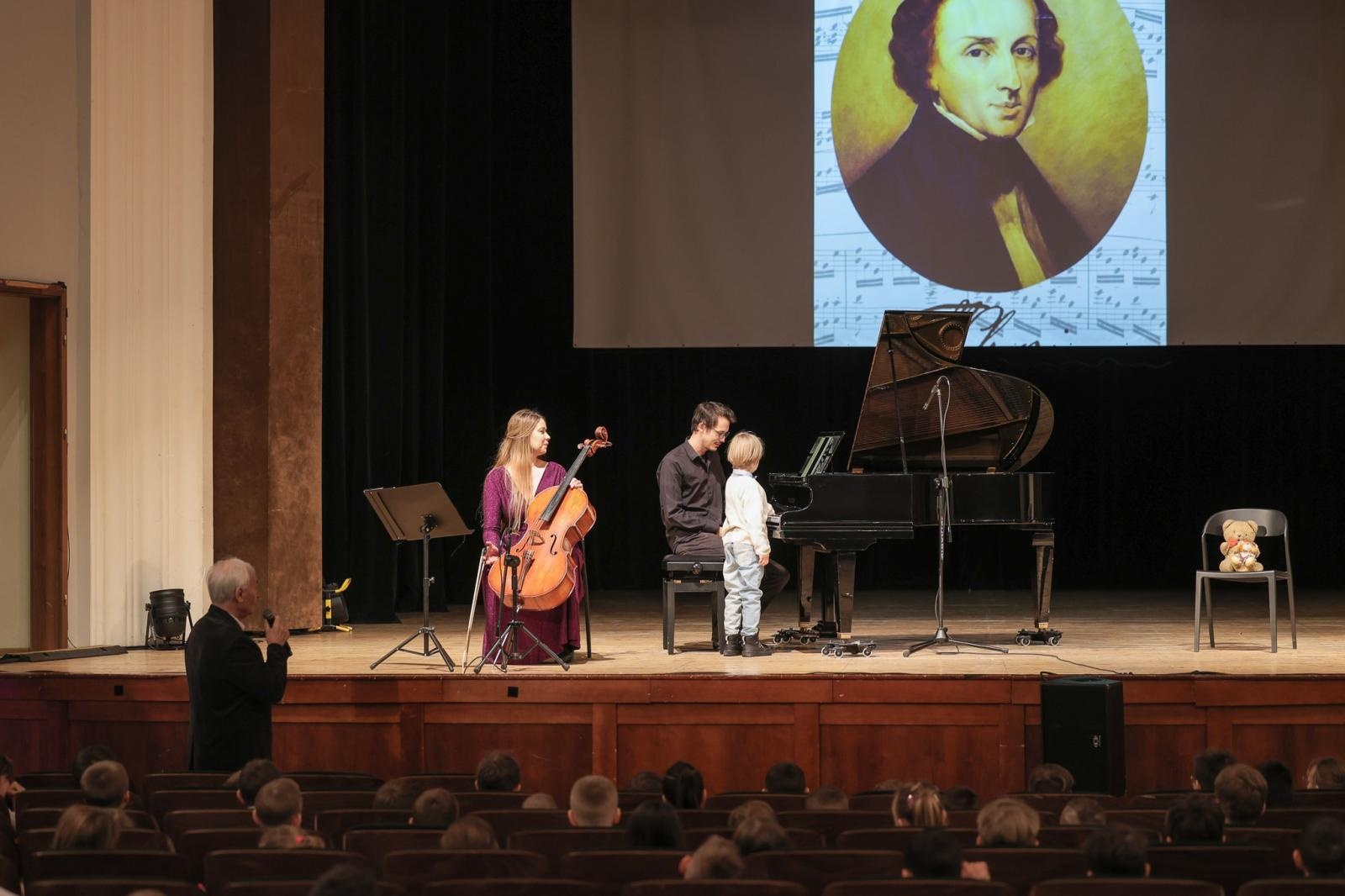 Zdjęcie w galerii na portalu naszraciborz.pl: Wiolonczela muzycznym bohaterem styczniowych koncertów umuzykalniających wiadomości z regionu