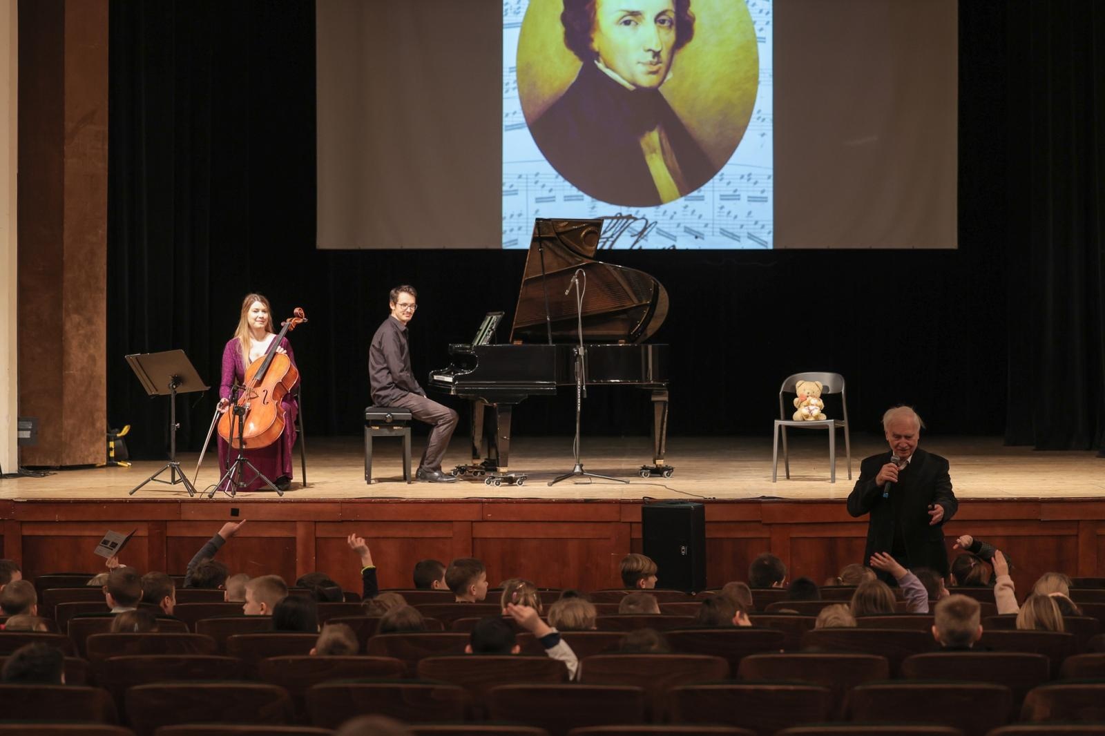 Zdjęcie w galerii na portalu naszraciborz.pl: Wiolonczela muzycznym bohaterem styczniowych koncertów umuzykalniających wiadomości z regionu