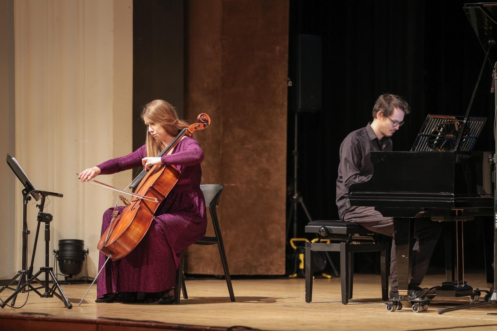 Zdjęcie w galerii na portalu naszraciborz.pl: Wiolonczela muzycznym bohaterem styczniowych koncertów umuzykalniających wiadomości z regionu