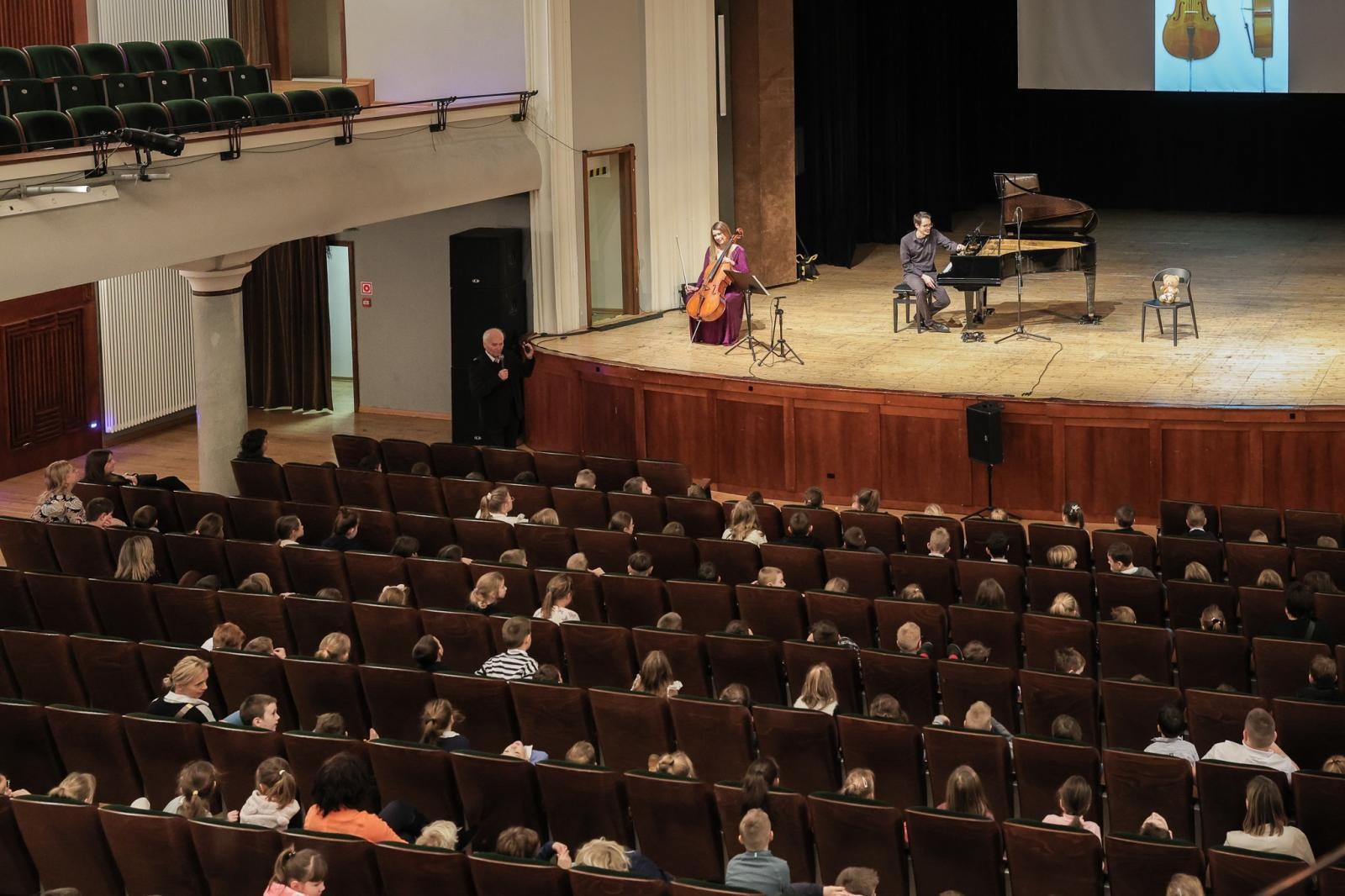 Zdjęcie w galerii na portalu naszraciborz.pl: Wiolonczela muzycznym bohaterem styczniowych koncertów umuzykalniających wiadomości z regionu