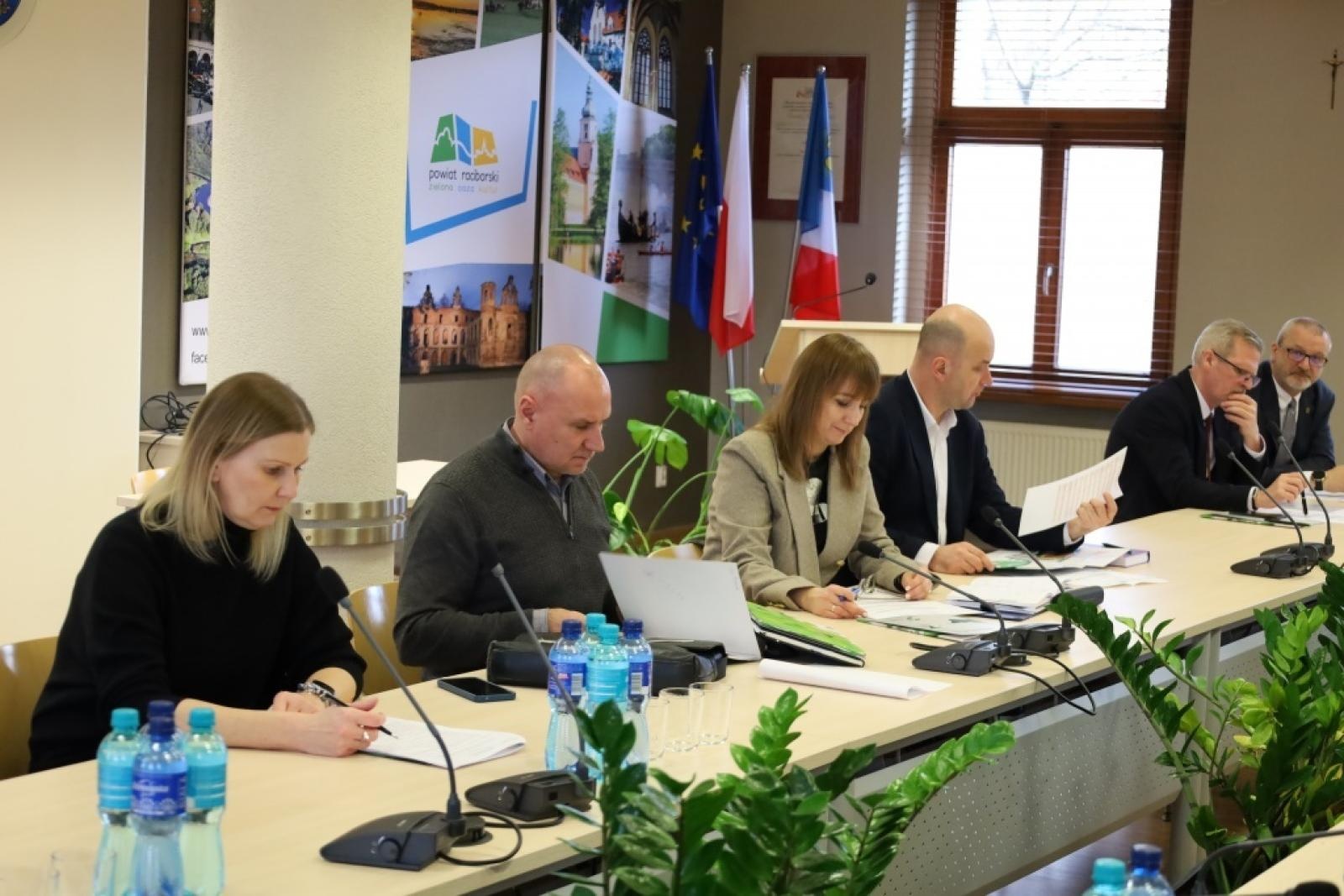 Zdjęcie w galerii na portalu naszraciborz.pl: W powiecie dyskutowano o kierunkach kształcenia wiadomości z regionu