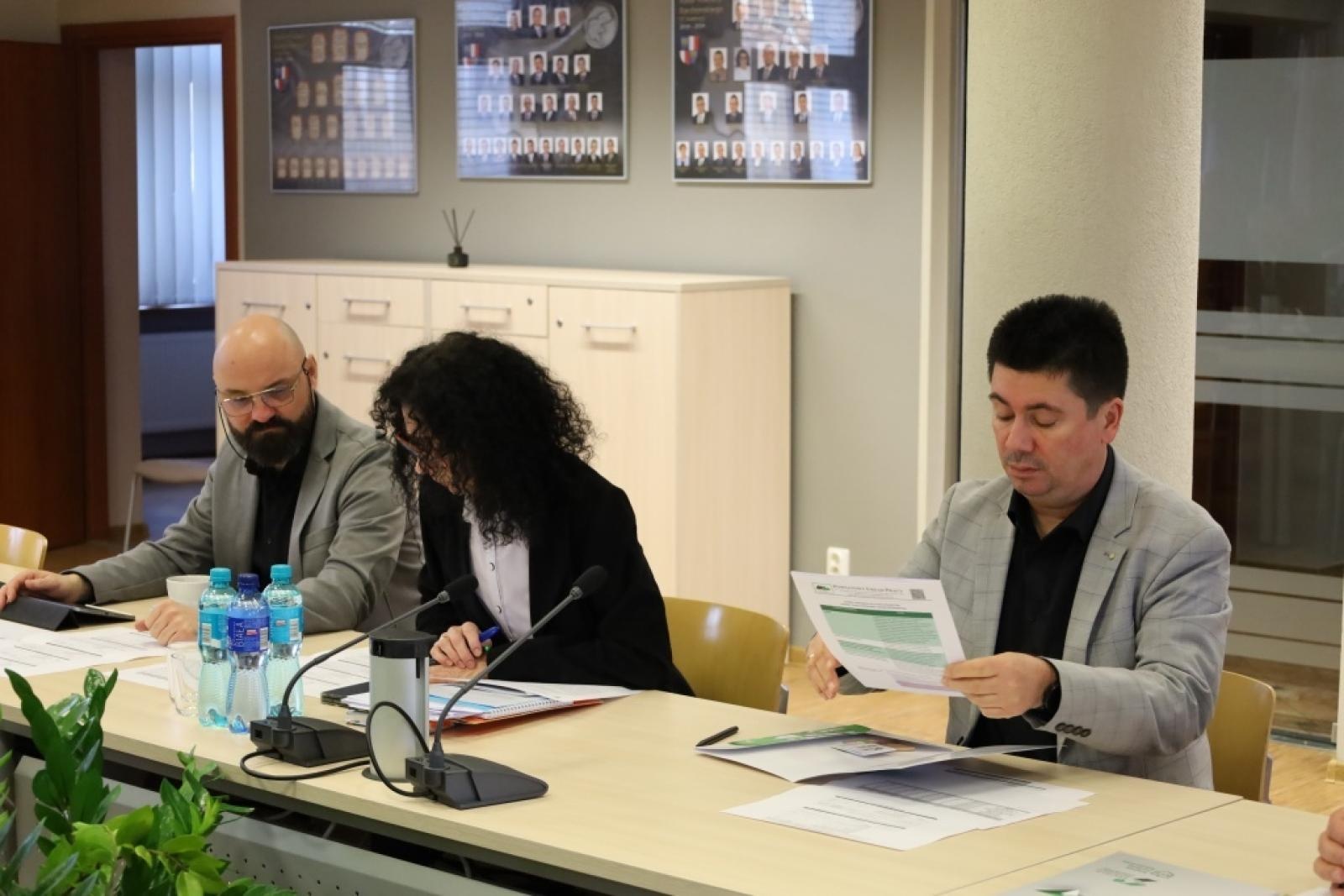 Zdjęcie w galerii na portalu naszraciborz.pl: W powiecie dyskutowano o kierunkach kształcenia wiadomości z regionu