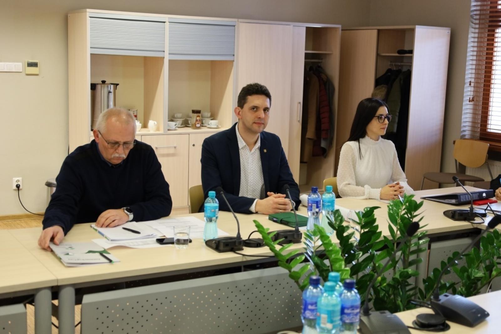 Zdjęcie w galerii na portalu naszraciborz.pl: W powiecie dyskutowano o kierunkach kształcenia wiadomości z regionu