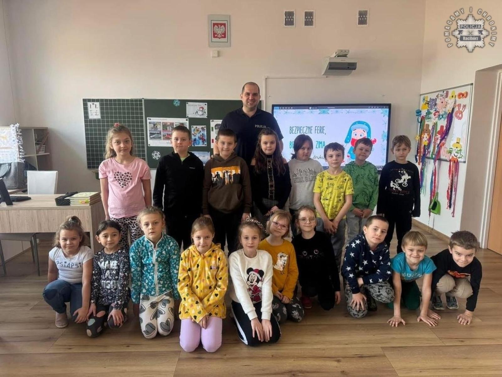 Zdjęcie w galerii na portalu naszraciborz.pl: O bezpieczeństwie podczas w ferii. Spotkanie z dzielnicowym w Babicach wiadomości z regionu