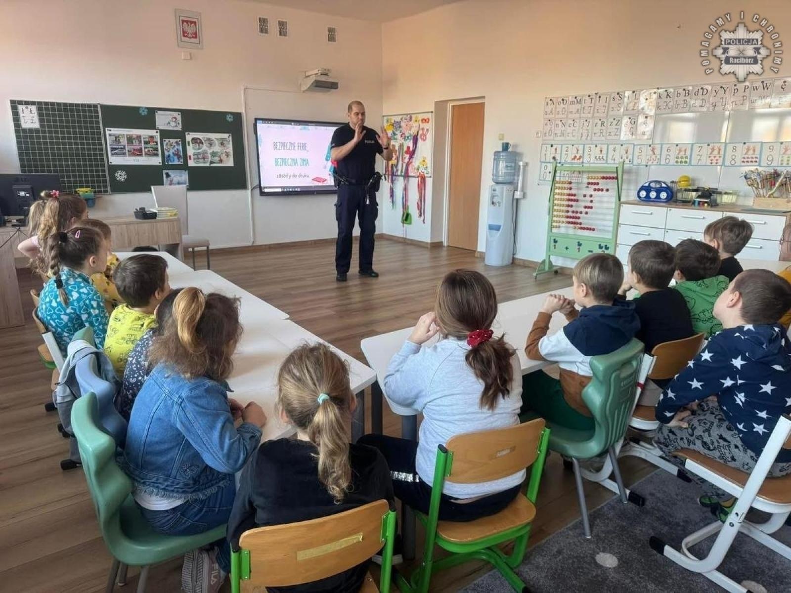 Zdjęcie w galerii na portalu naszraciborz.pl: O bezpieczeństwie podczas w ferii. Spotkanie z dzielnicowym w Babicach wiadomości z regionu