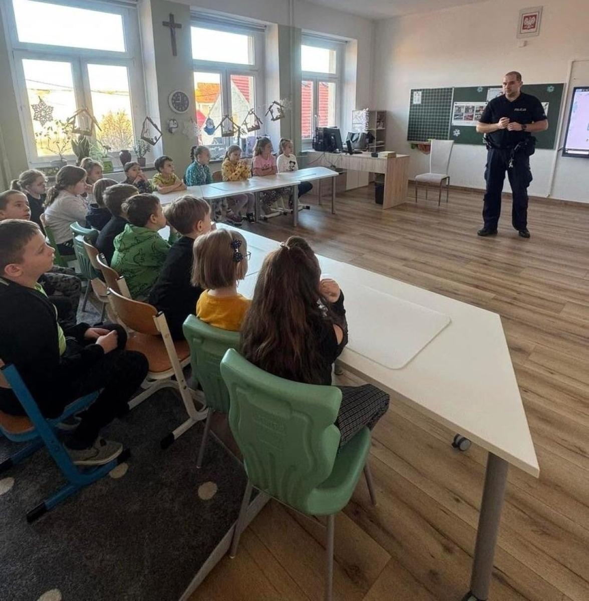 Zdjęcie w galerii na portalu naszraciborz.pl: O bezpieczeństwie podczas w ferii. Spotkanie z dzielnicowym w Babicach wiadomości z regionu