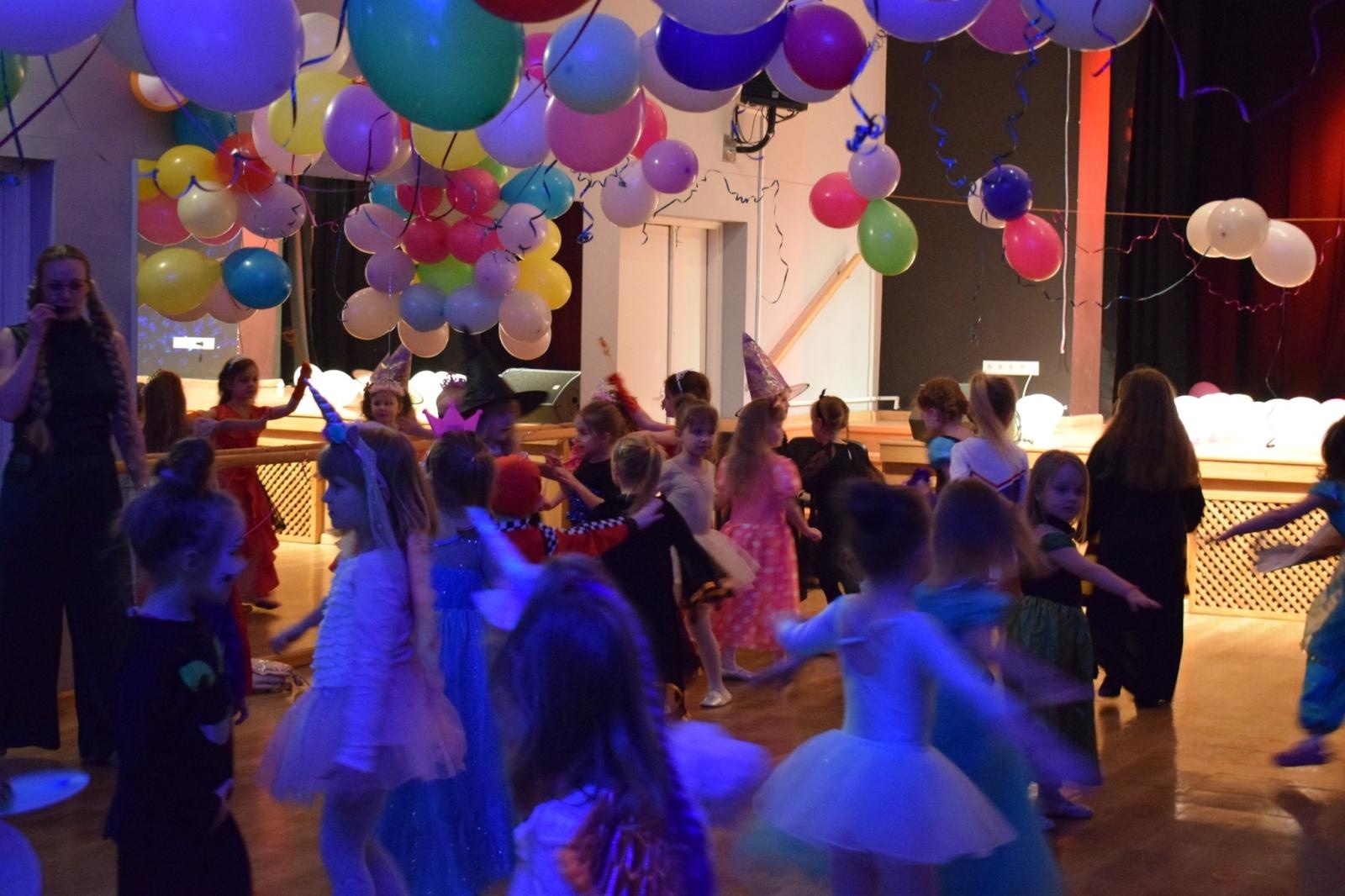 Zdjęcie w galerii na portalu naszraciborz.pl: Bal karnawałowy w MDK pełen radości i kolorowych strojów wiadomości z regionu