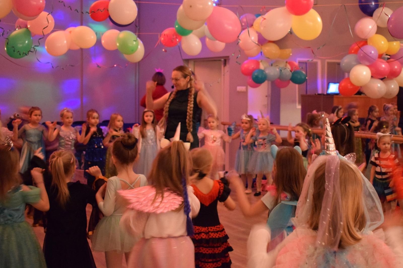 Zdjęcie w galerii na portalu naszraciborz.pl: Bal karnawałowy w MDK pełen radości i kolorowych strojów wiadomości z regionu