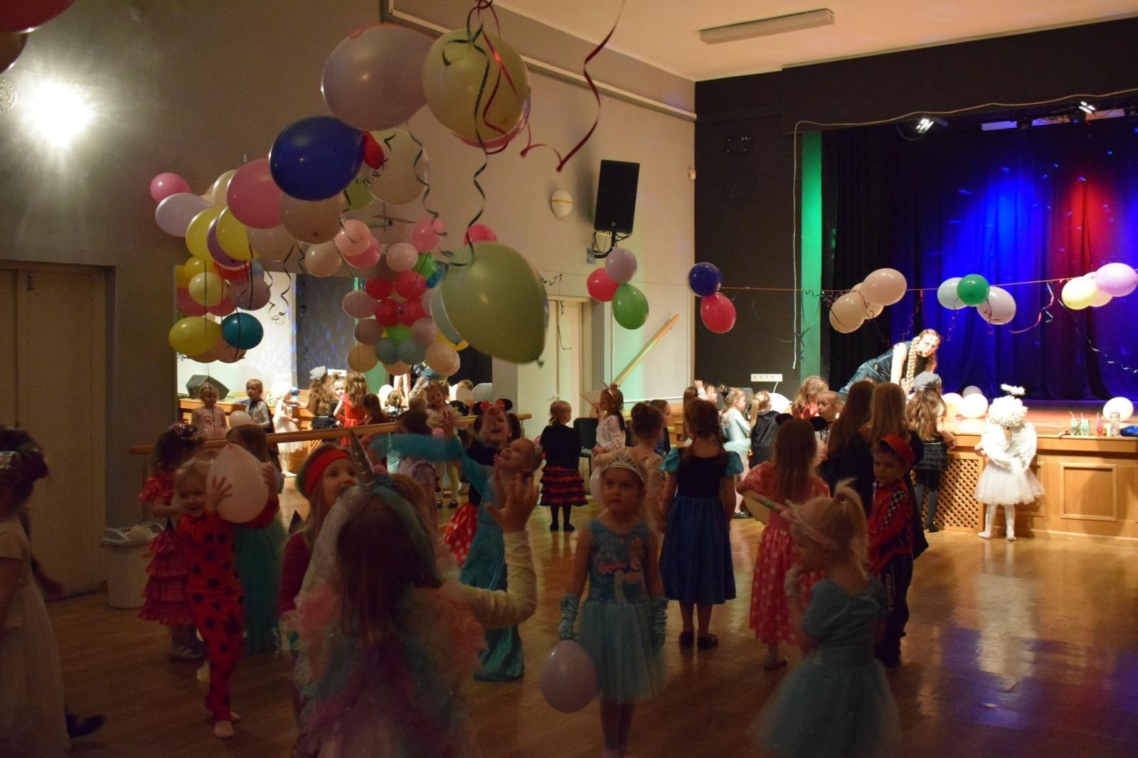 Zdjęcie w galerii na portalu naszraciborz.pl: Bal karnawałowy w MDK pełen radości i kolorowych strojów wiadomości z regionu