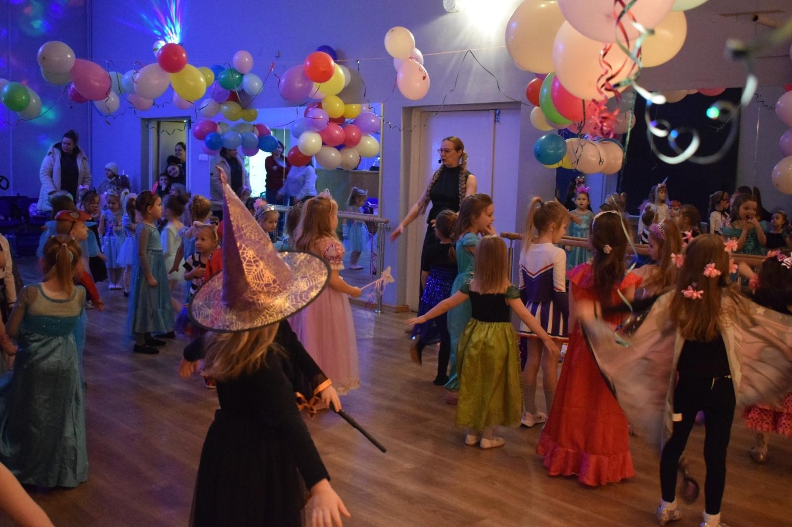 Zdjęcie w galerii na portalu naszraciborz.pl: Bal karnawałowy w MDK pełen radości i kolorowych strojów wiadomości z regionu