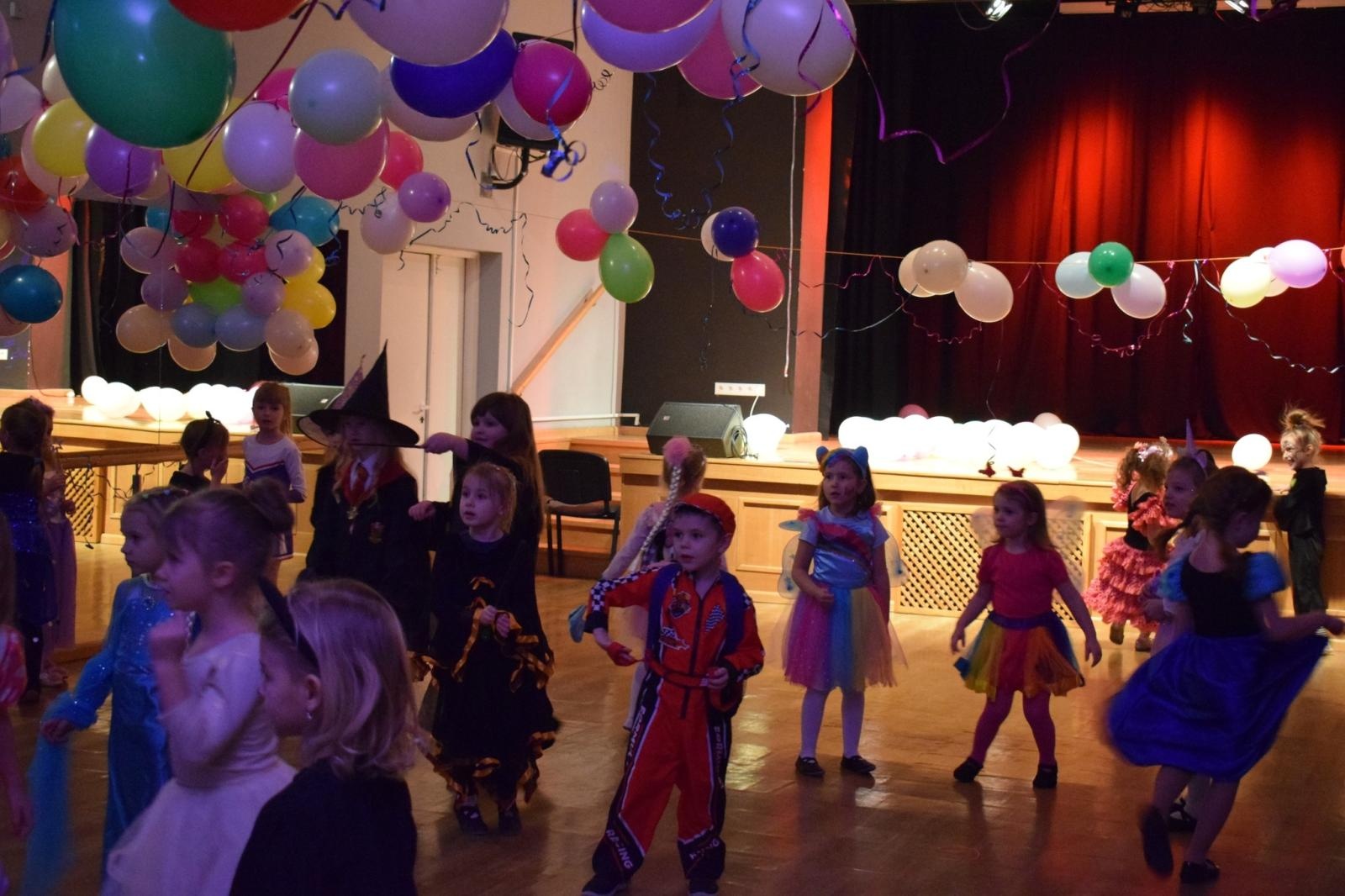 Zdjęcie w galerii na portalu naszraciborz.pl: Bal karnawałowy w MDK pełen radości i kolorowych strojów wiadomości z regionu