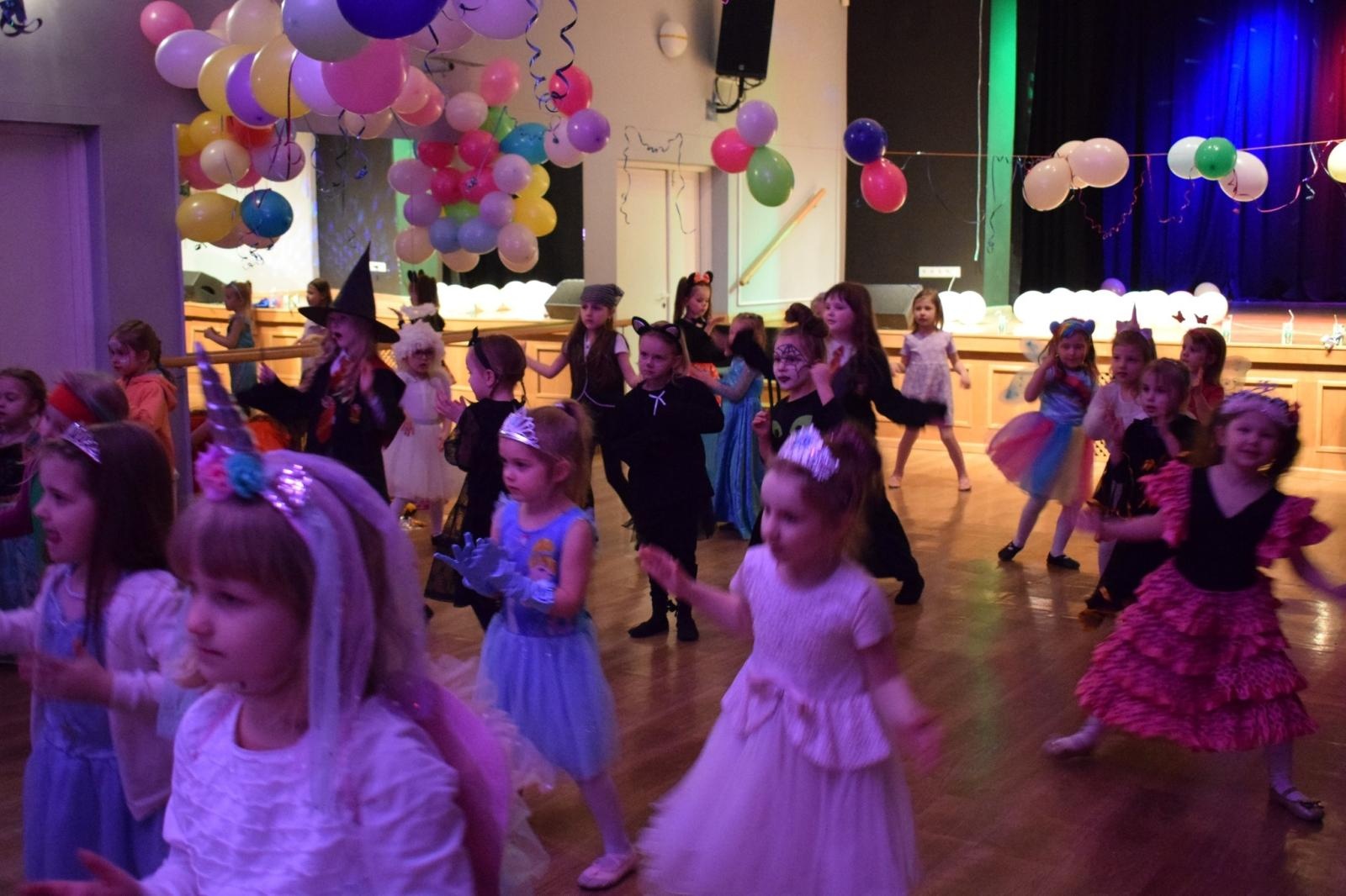 Zdjęcie w galerii na portalu naszraciborz.pl: Bal karnawałowy w MDK pełen radości i kolorowych strojów wiadomości z regionu