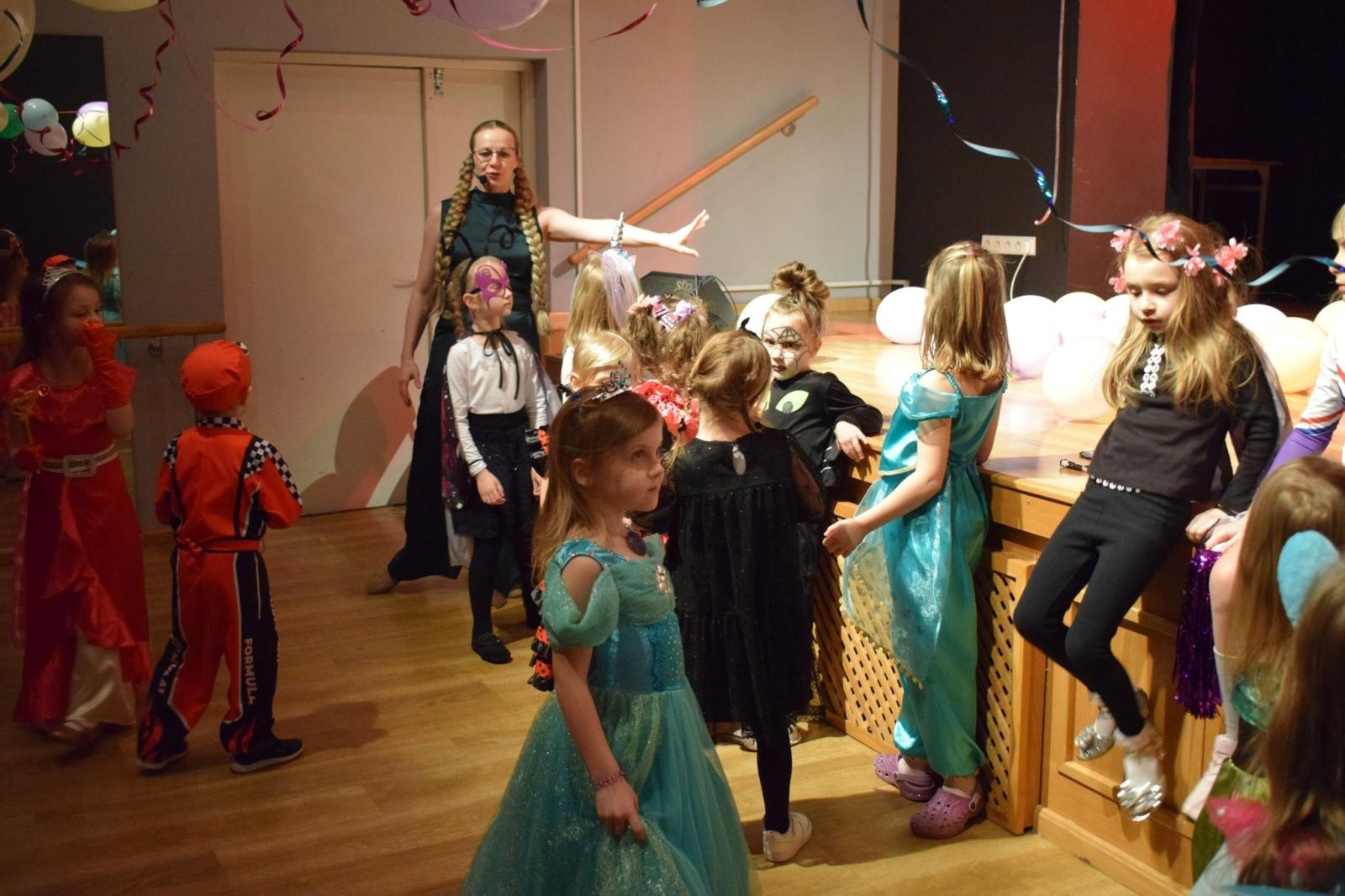 Zdjęcie w galerii na portalu naszraciborz.pl: Bal karnawałowy w MDK pełen radości i kolorowych strojów wiadomości z regionu